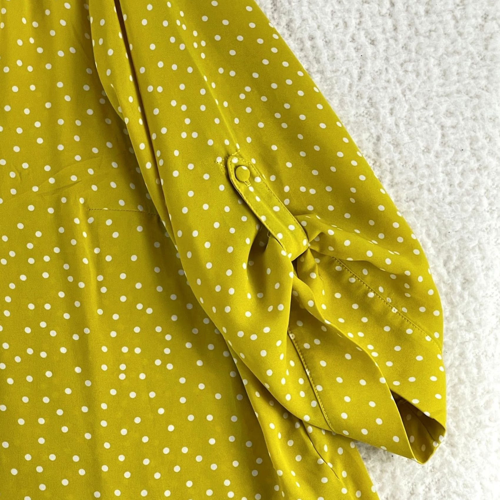 Torrid Torrid Yellow Polka Dot V-Neck Shirt Womens 3X Roll Tab Sleeve Blouse, Plus Size, Casual, 3/4 Sleeve, Polyester Size XXL / US 16-18 / IT 52-54 - 5 Thumbnail