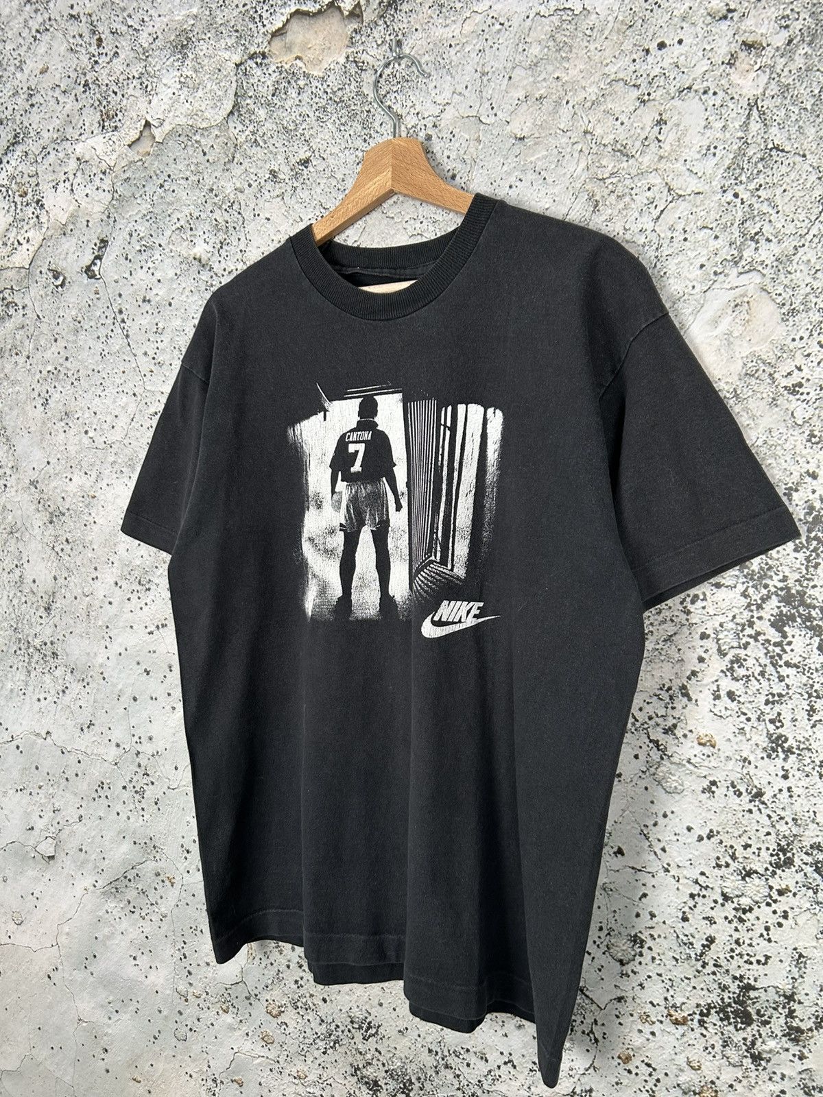 Nike Vintage Eric Cantona Nike 90s Swoosh Graphic Tee Rare Size US L / EU 52-54 / 3 - 3 Thumbnail