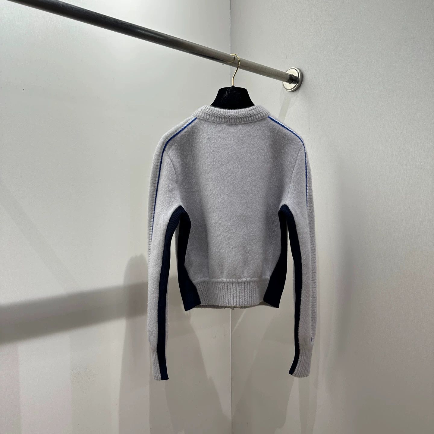 Chanel Chanel mar27 Ski Series Cashmere Cardi Silver Button 34 Size XS / US 0-2 / IT 36-38 - 2 Thumbnail
