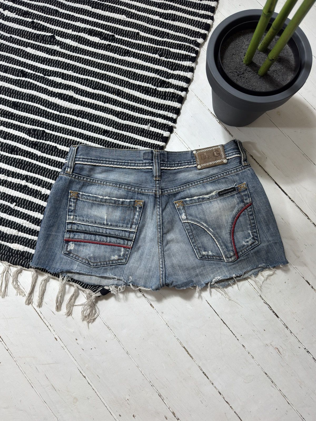 Vintage VINTAGE D&G MINI DISTRESSED STYLE SHORTS Size 32" / US 10 / IT 46 - 1 Thumbnail