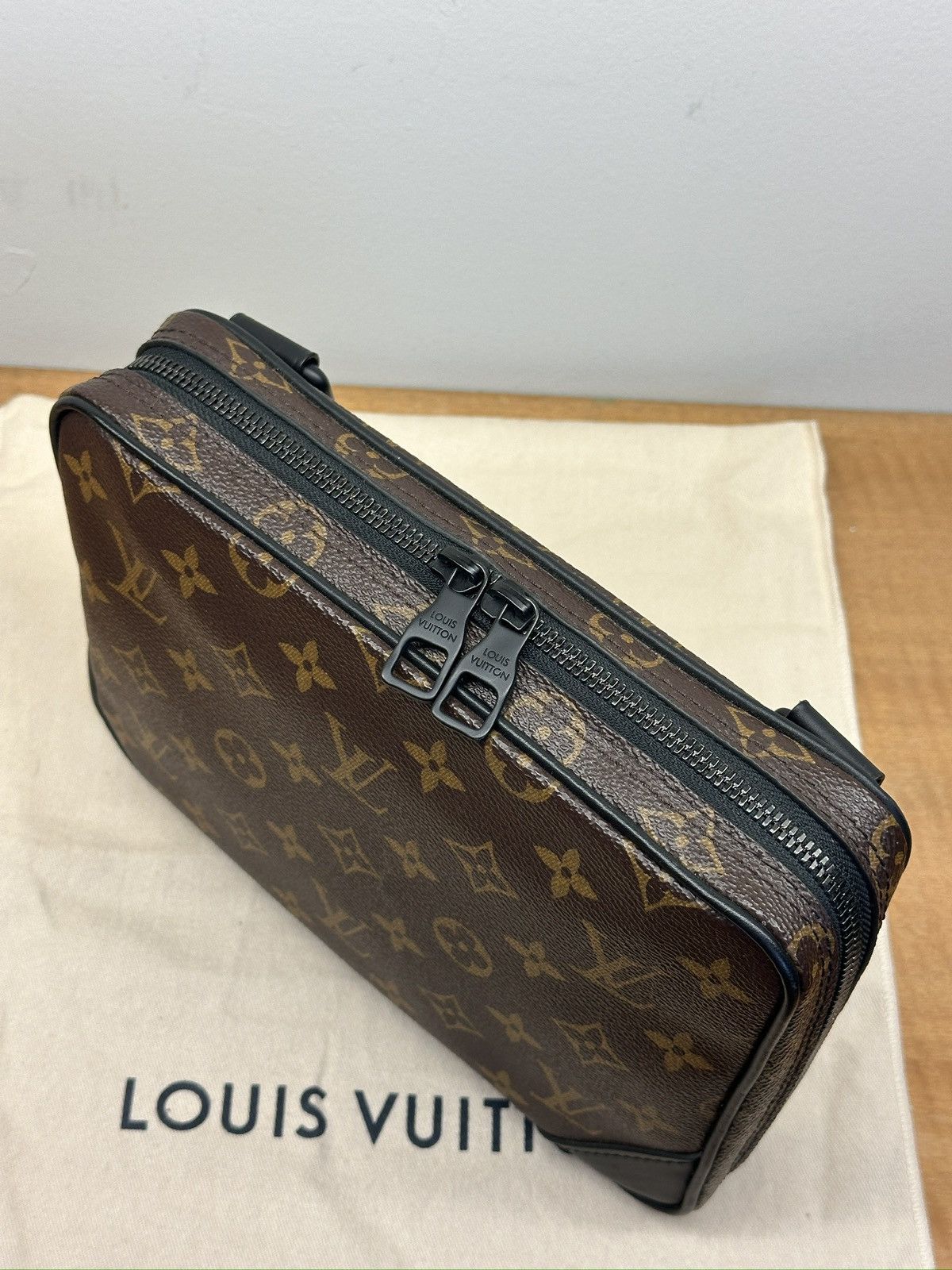 Louis Vuitton Louis Vuitton Utility Front Bag Size ONE SIZE - 4 Thumbnail