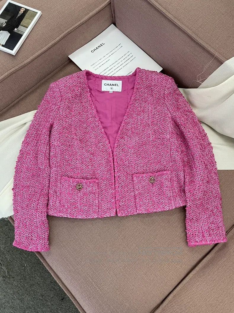 Chanel 21 early spring pink V-neck knitted jacket