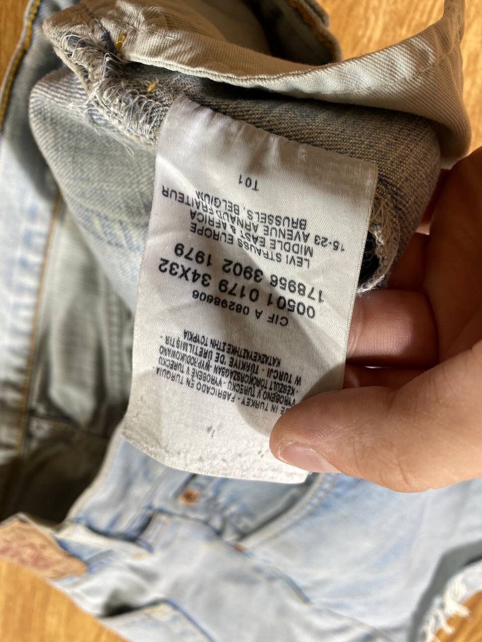 Levi's VINTAGE 90s LEVI’S 501 LIGHT WASH DENIM JEANs SHORTS Size US 34 / EU 50 - 3 Thumbnail