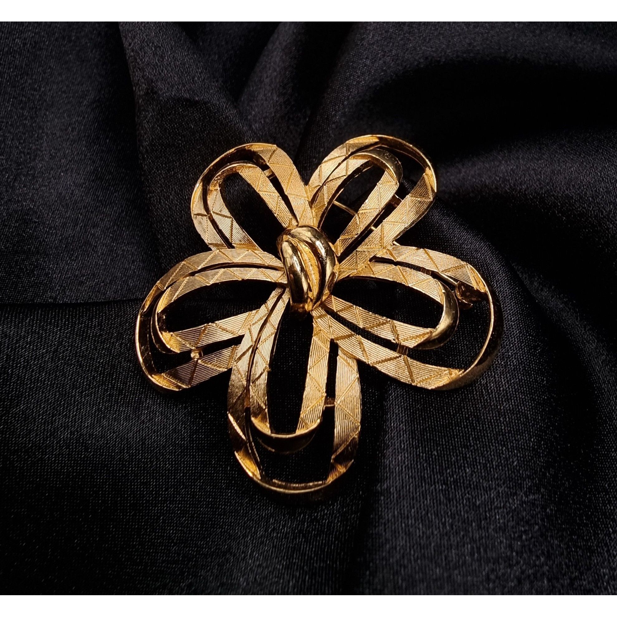 Vintage Vintage 1960s Trifari Signed Gold-Tone Flower Brooch Pin Size ONE SIZE - 3 Thumbnail