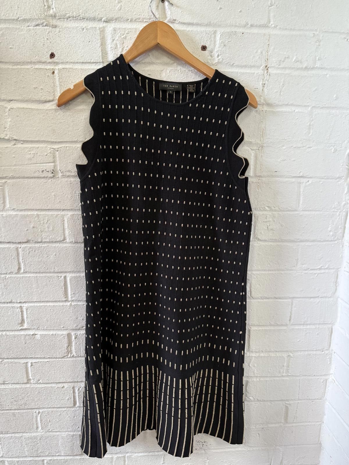 Ted Baker Ted Baker Elegant Sleeveless Dress with Ruffled Detail Size M / US 6-8 / IT 42-44 - 1 Thumbnail