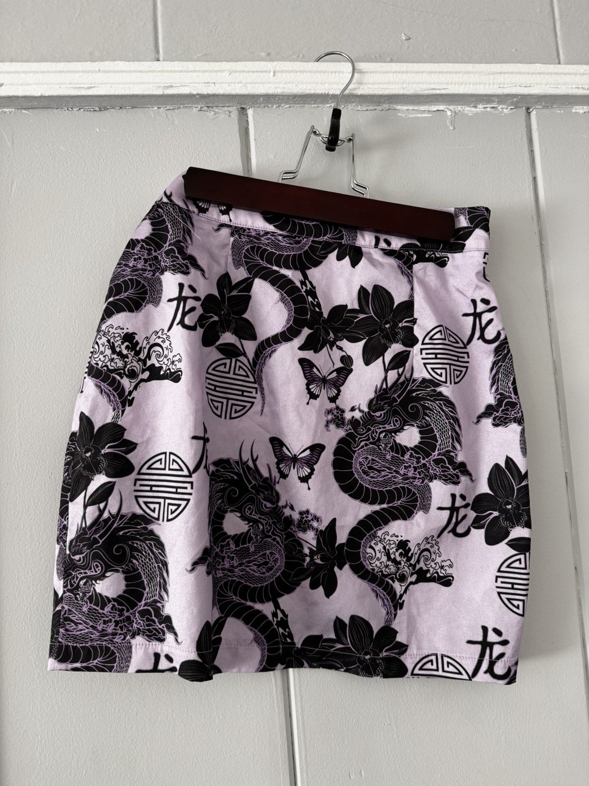 PrettyLittleThing PRETTY LITTLE THING, SIZE 4 Asian Dragon Print Mini Skirt Size 27" / US 4 / IT 40 - 2 Thumbnail