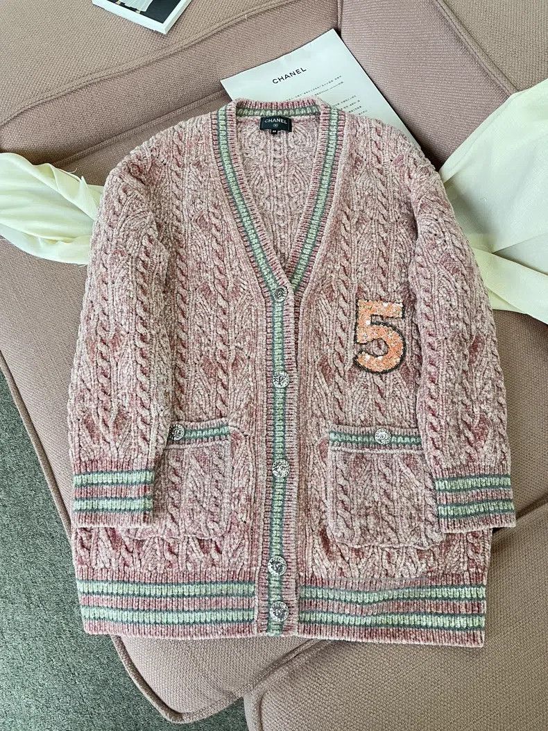 Chanel Chanel 22B pink velvet size 5 sequin medium-length cardiga Size XS / US 0-2 / IT 36-38 - 1 Thumbnail