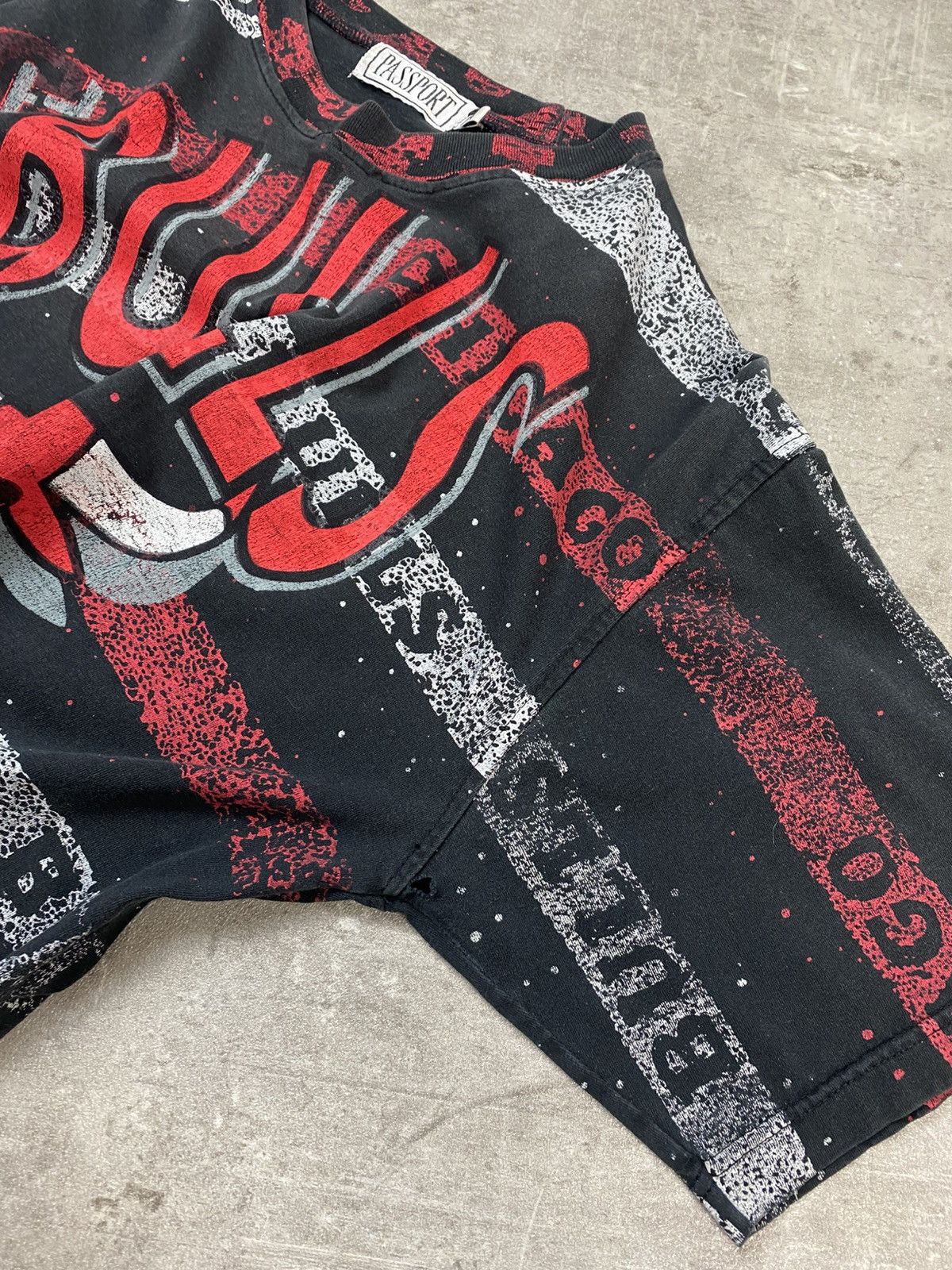 Vintage Vintage Chicago Bulls NBA Washed Fullprint T-shirt Size US L / EU 52-54 / 3 - 17 Thumbnail