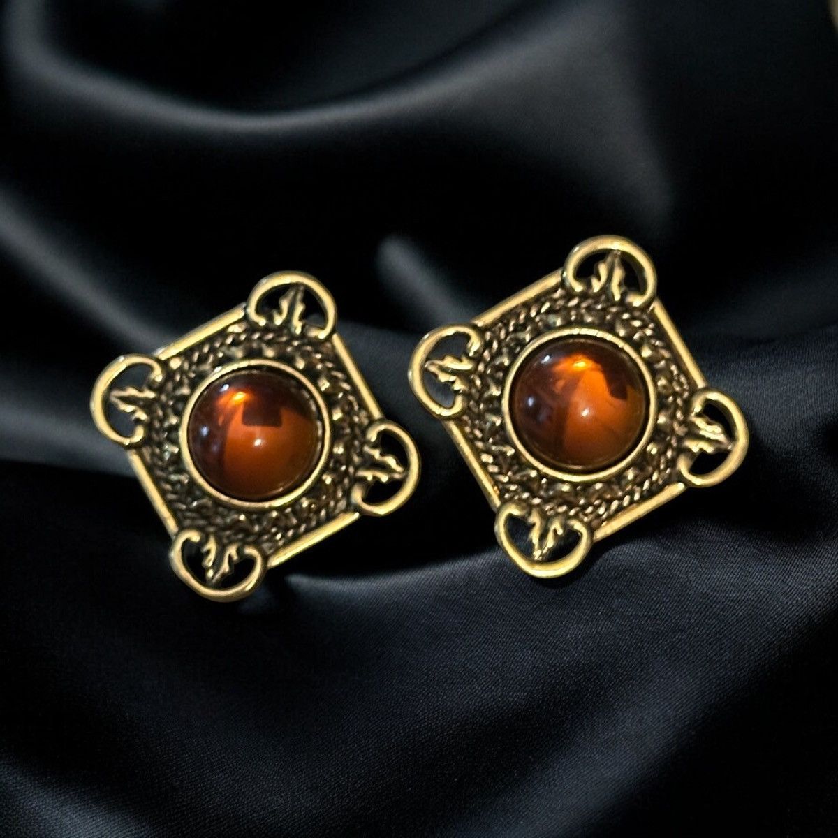 Other × Vintage Vintage Avon gold tone square ornate amber clip on earrings Size ONE SIZE - 1 Thumbnail