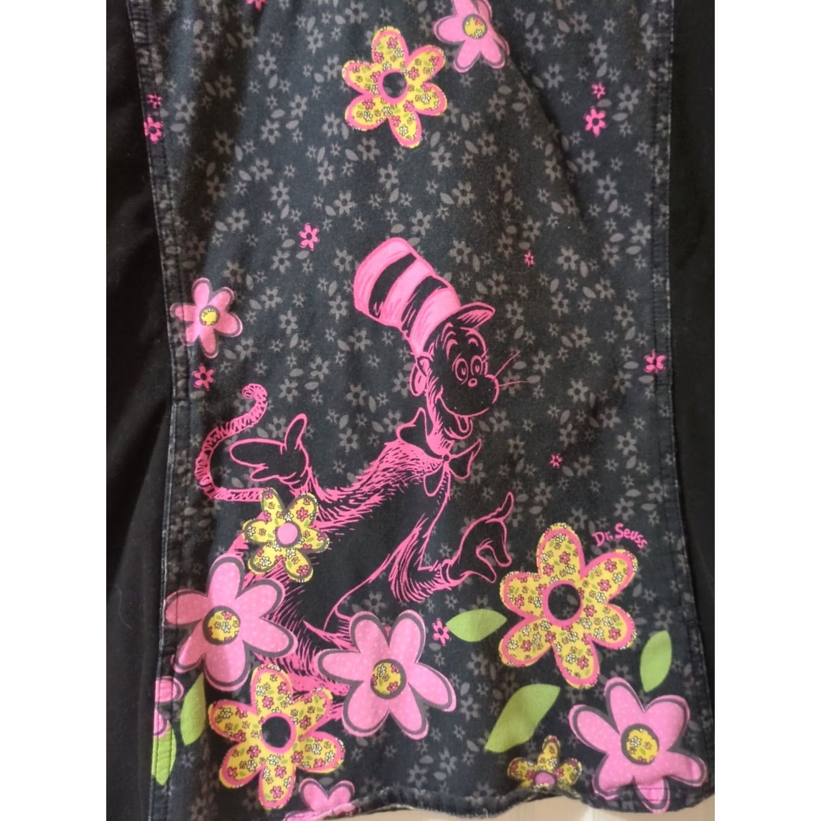 Vintage Dr Seuss Nurses/ Medical Scrub Top V Neck Flex Sides Medium Womens Black Cotton Patterned M Size US M / EU 48-50 / 2 - 2 Thumbnail