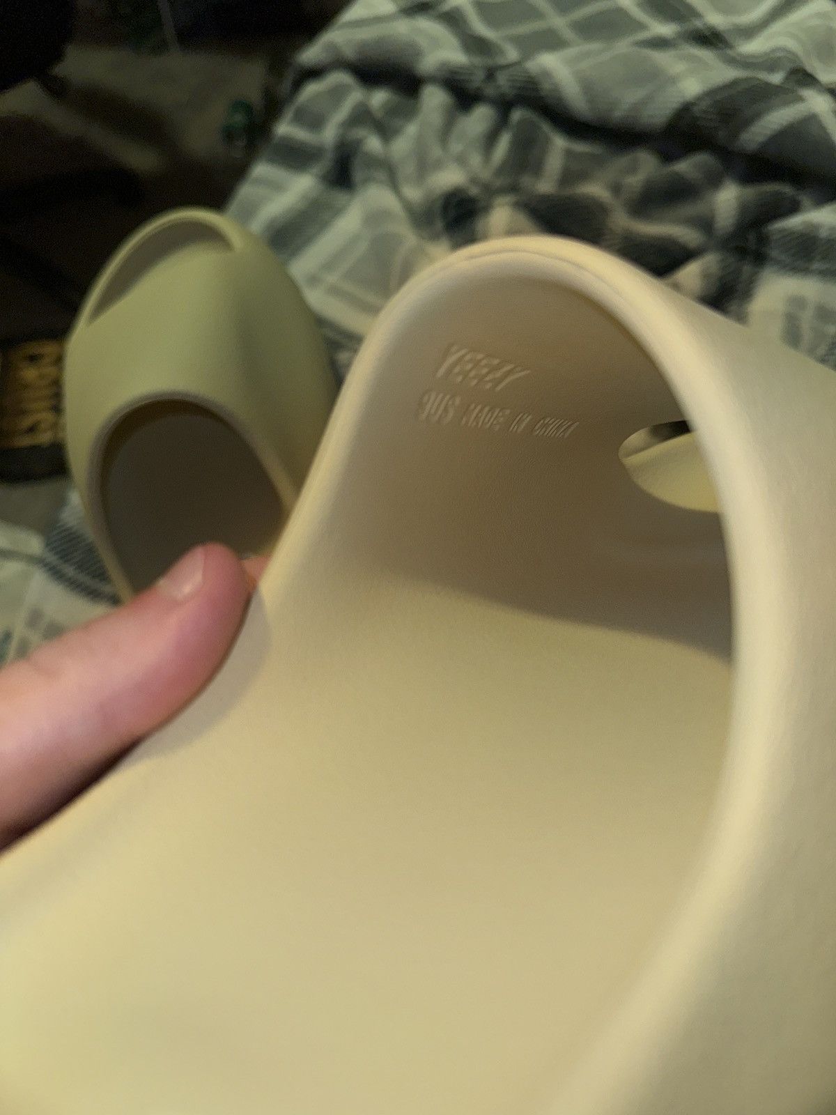 Adidas Addidas Yeezy Slide Bone 9 never worn Size US 9 / EU 42 - 4 Thumbnail