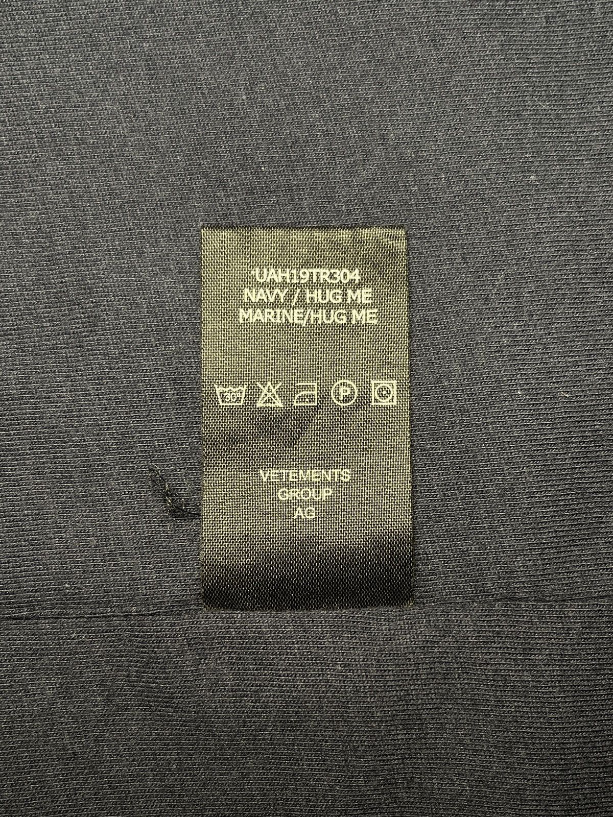 Vetements Vetements "Hug me" inside-out t-shirt Size US M / EU 48-50 / 2 - 7 Thumbnail