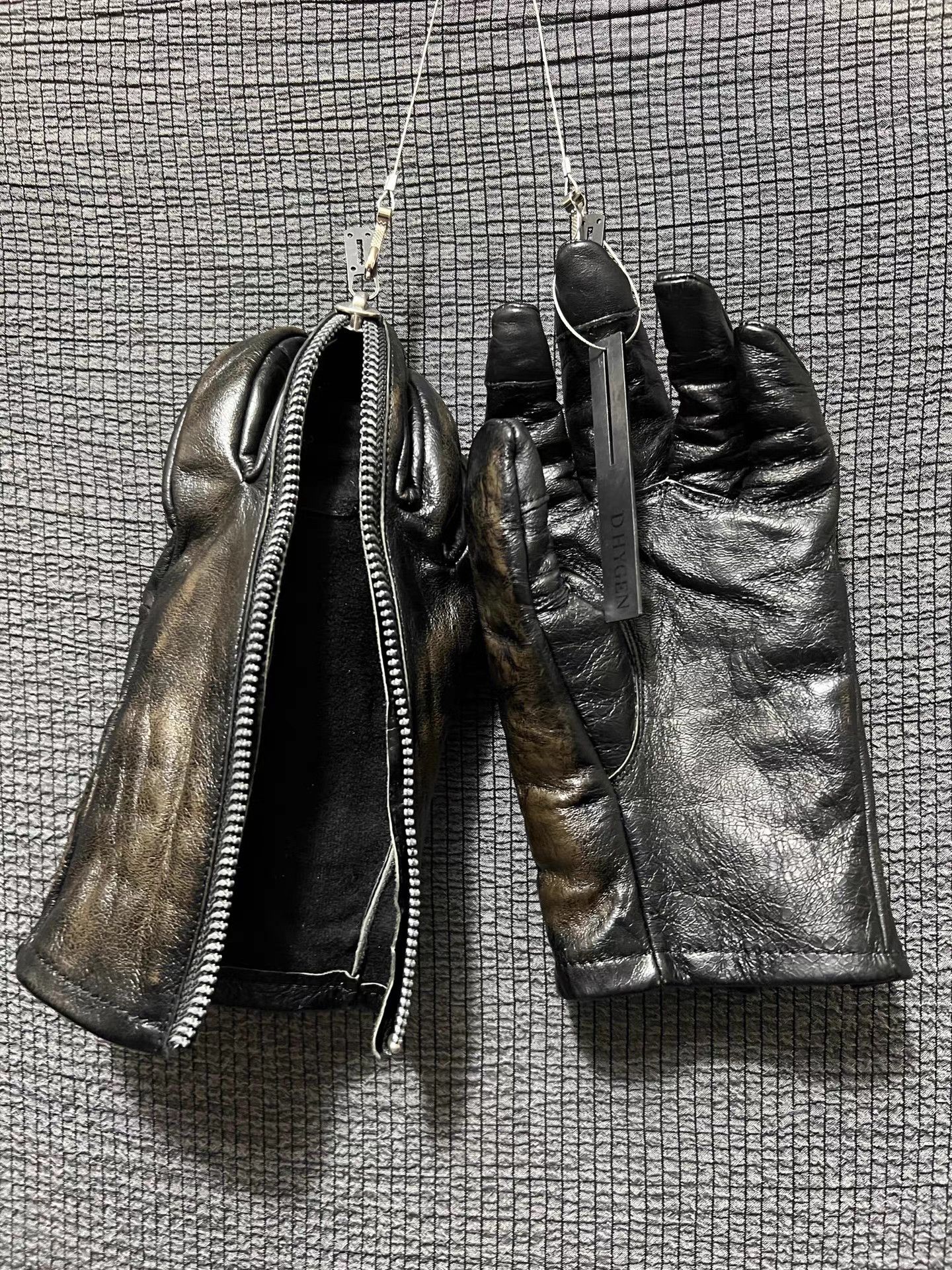 D.Hygen D.HYGEN avant-garde horsehide zip middle finger gloves Size ONE SIZE - 3 Thumbnail
