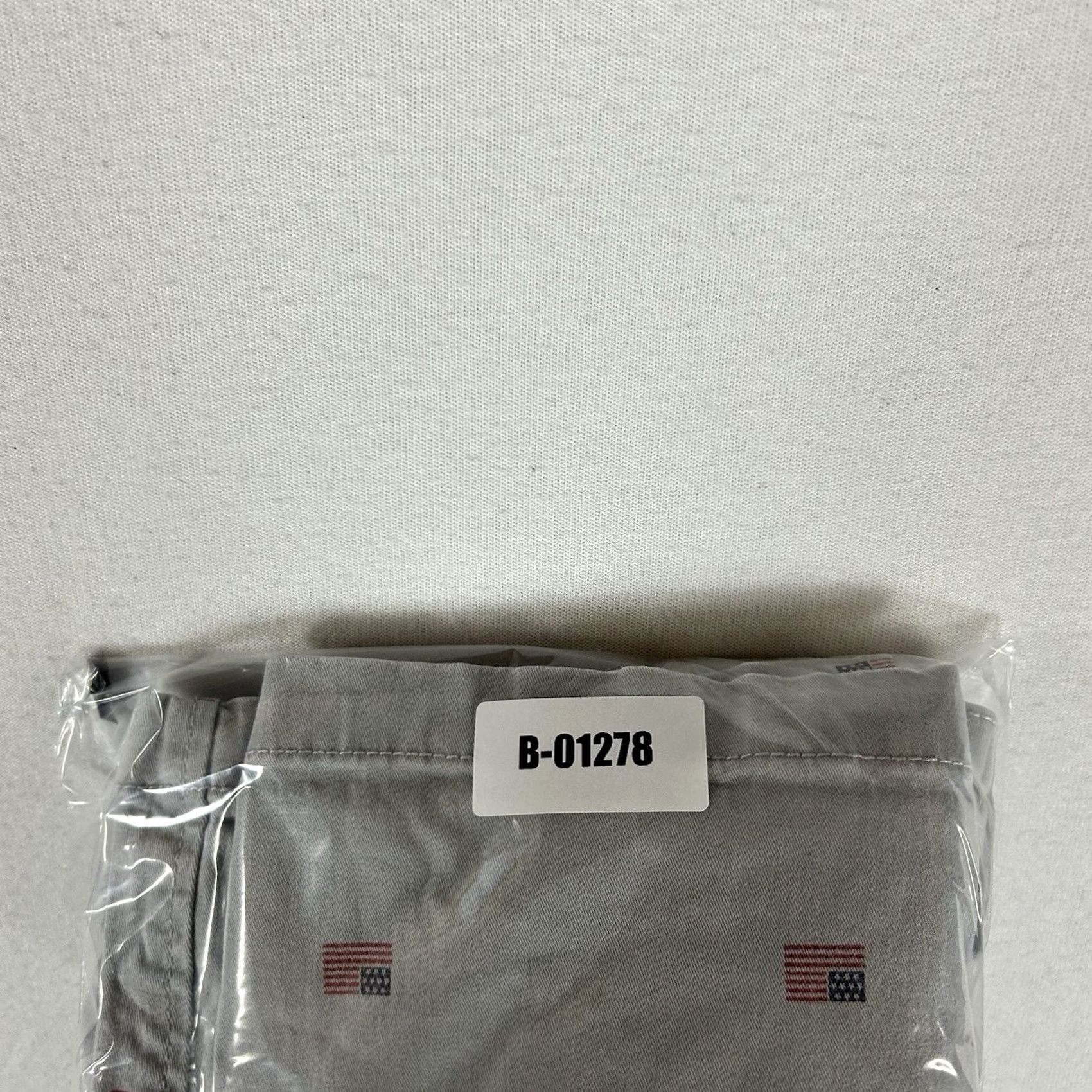 Vintage Falls Creek Mens 34 Gray Chino Shorts Mid Rise USA Flag Pattern 11in Inseam Everyday Casual Shorts Size US 34 / EU 50 - 8 Thumbnail
