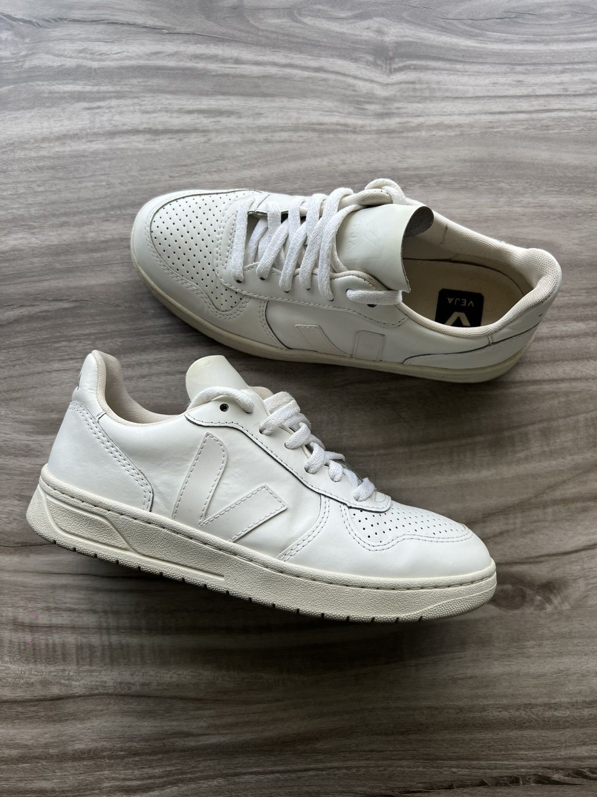 Veja Size 6 - Veja V-10 Leather White Womens Size US 6 / IT 36 - 1 Thumbnail