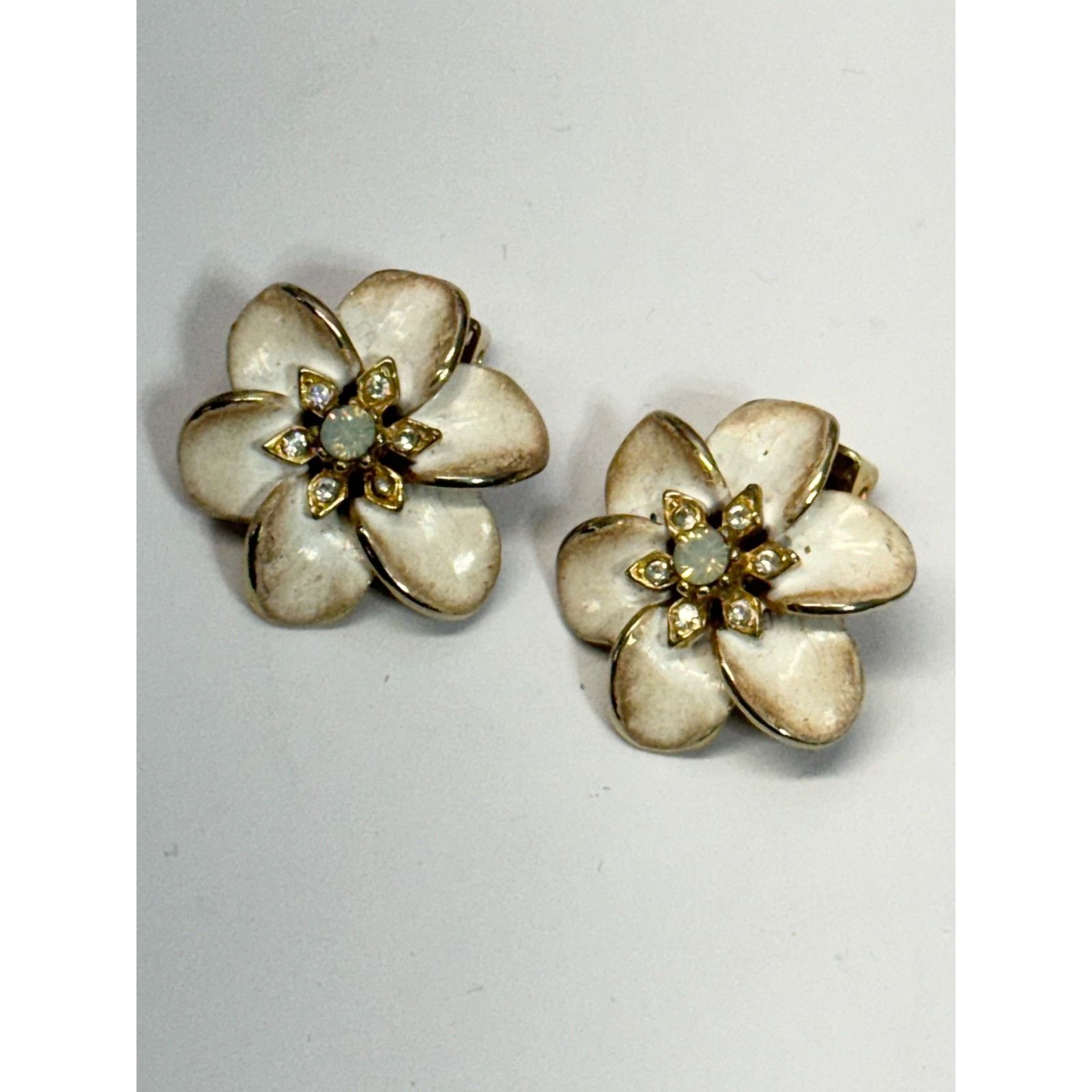Vintage Vintage white enamel rhinestone flower clip on earrings Size ONE SIZE - 4 Thumbnail
