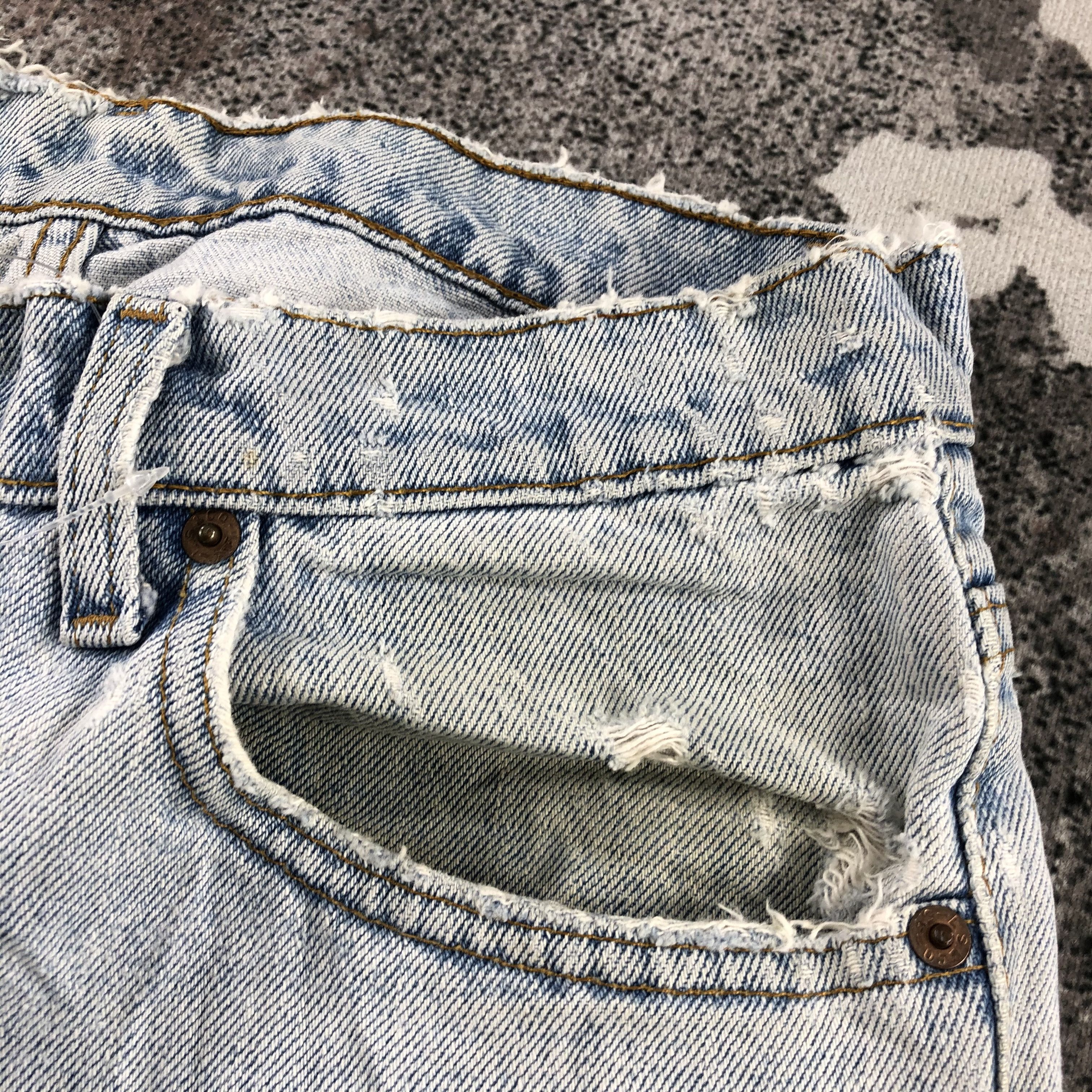 Levi's Vintage 90s Levis 550 Jeans Light Wash Denim KJ929 Size US 32 / EU 48 - 16 Thumbnail