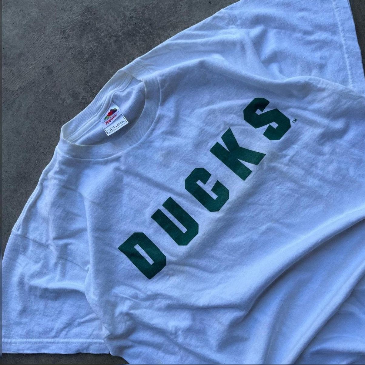 Fruit Of The Loom vintage fruit of the loom oregon ducks tee shirt size medium Size US M / EU 48-50 / 2 - 3 Thumbnail