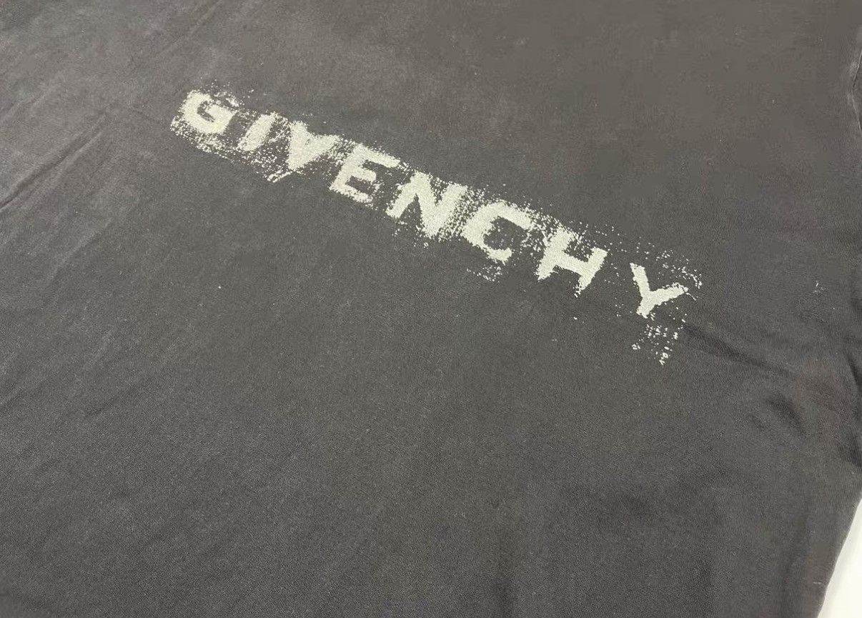 Givenchy Givenchy Distressed Logo Short Sleeve J31 Size US L / EU 52-54 / 3 - 4 Thumbnail