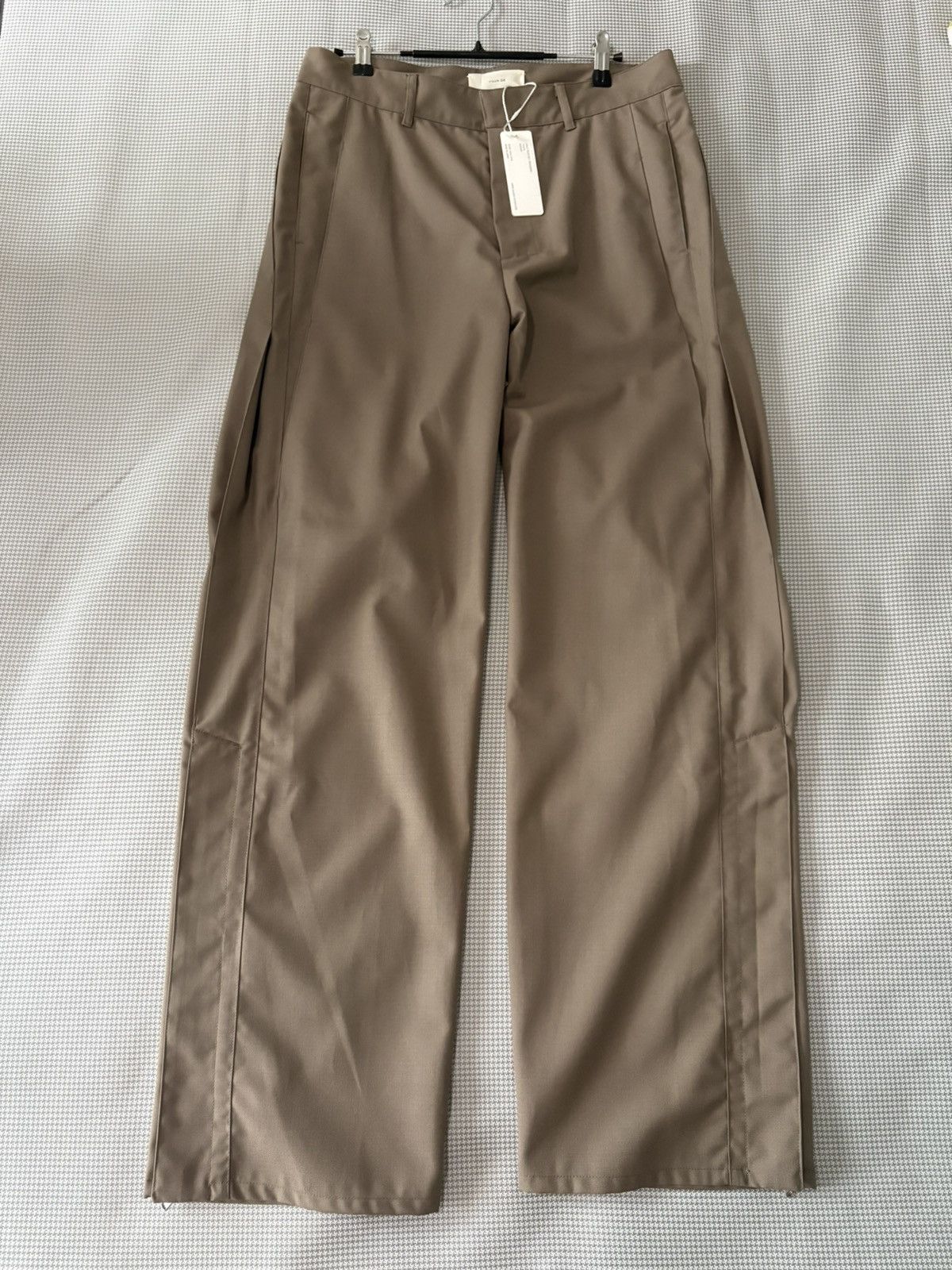 パンツ vuja de ISAAC TECH CHINO PANTS IN TAN ISAAC TECH CHINO PANTS IN KHAKI BROWN – VUJA DÉ