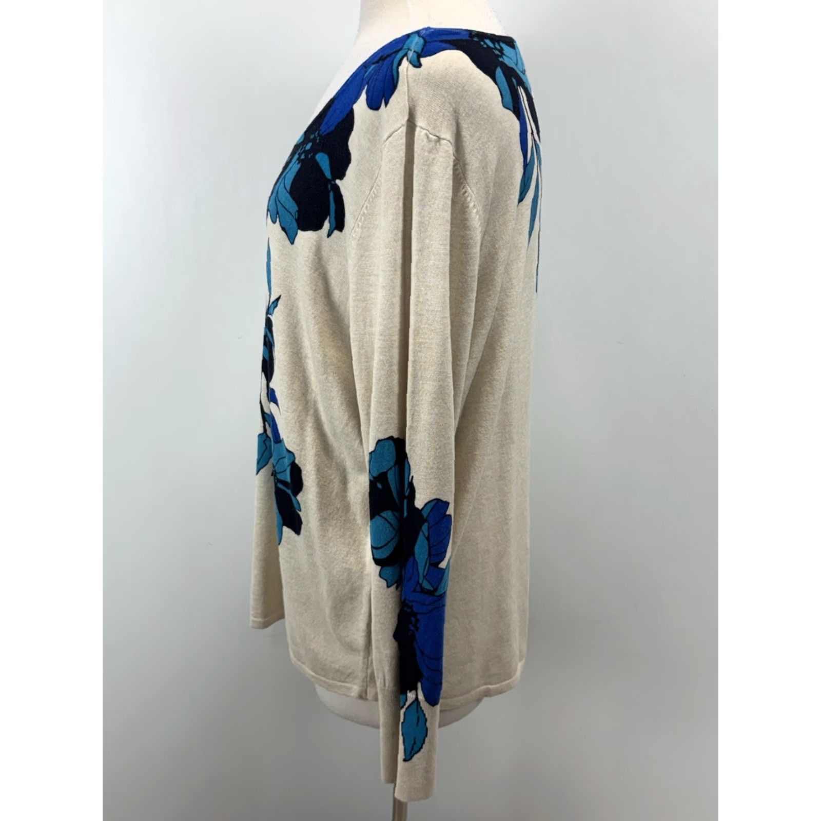 Vintage Chicos Floral Knit Sweater Tunic Women’s XL Ivory Blue V-Neck Lightweight Knit Style Tight-Knit Size XL / US 12-14 / IT 48-50 - 2 Thumbnail
