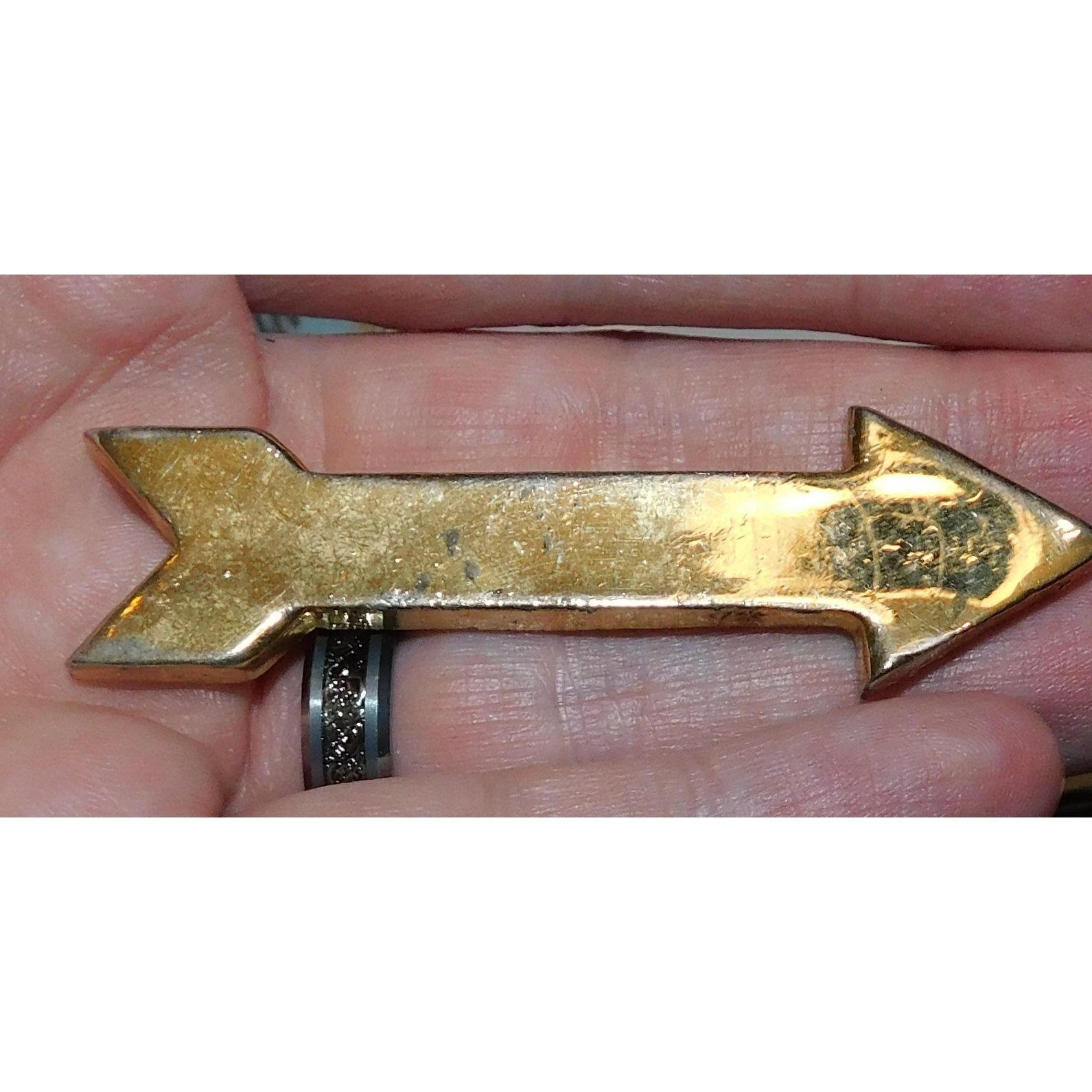 Other Vintage Gold Tone Arrow Shaped Metal Brooch Size ONE SIZE - 1 Thumbnail