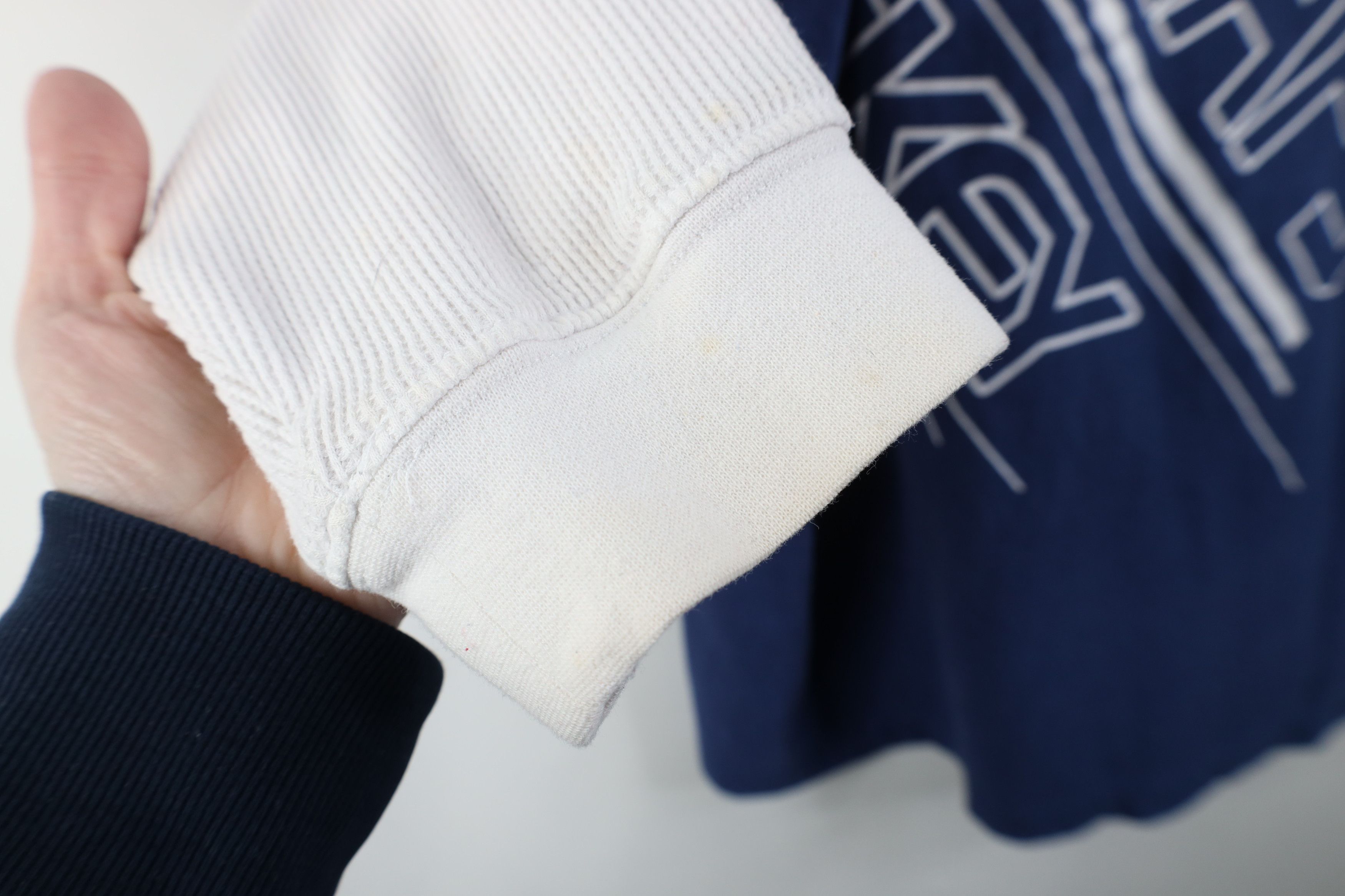 Reebok Vintage Reebok Knit Toronto Maple Leafs Long Sleeve T-Shirt Size US XL / EU 56 / 4 - 10 Thumbnail