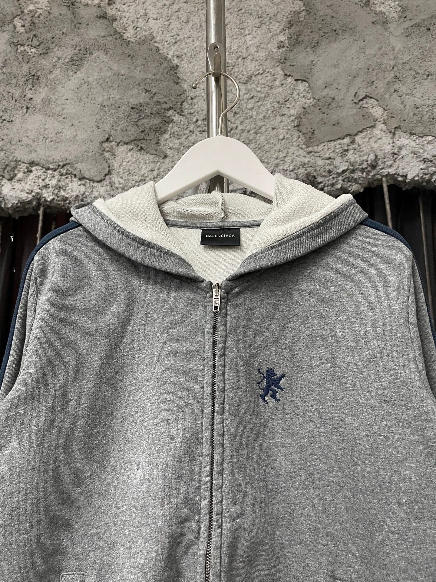 Balenciaga Balenciaga Lion embroidery small fit zip sweatshirt size L Size L / US 10 / IT 46 - 3 Thumbnail