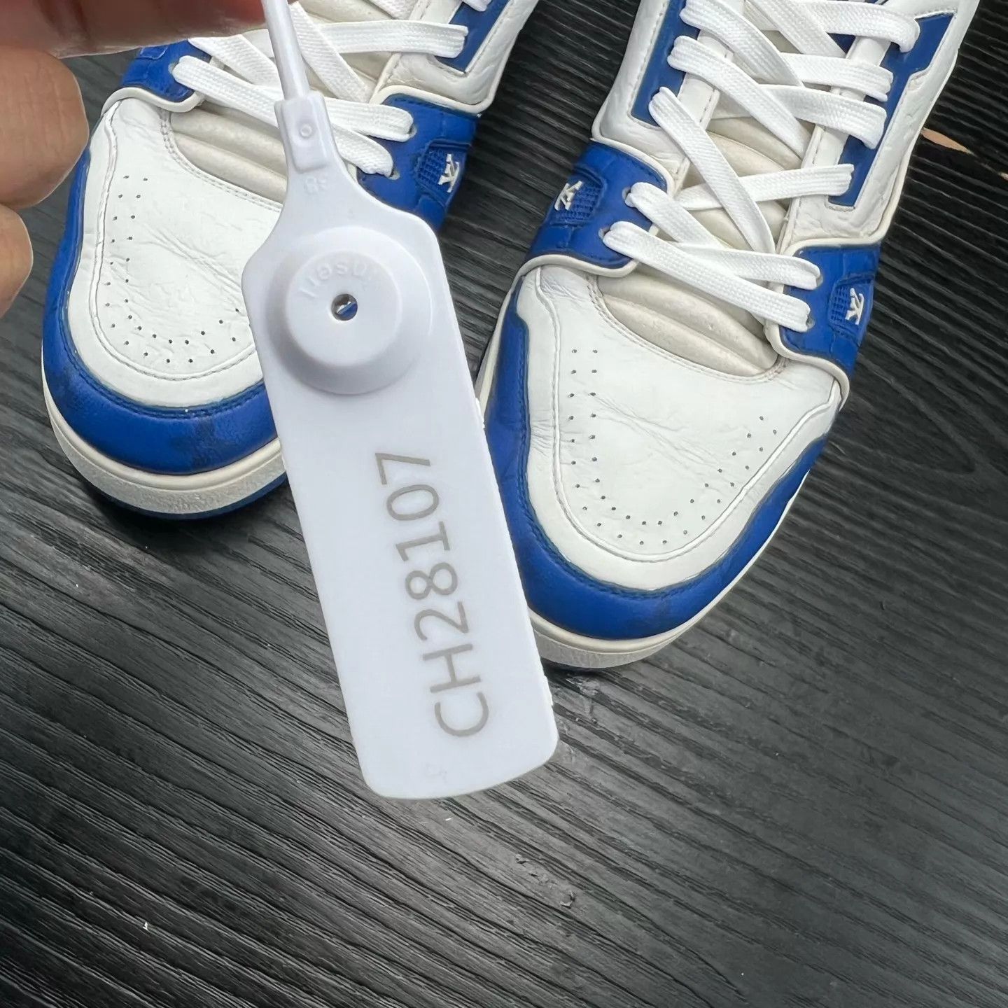 Louis Vuitton LV Trainer White & Blue Embossed 42 Size US 9 / EU 42 - 9 Thumbnail