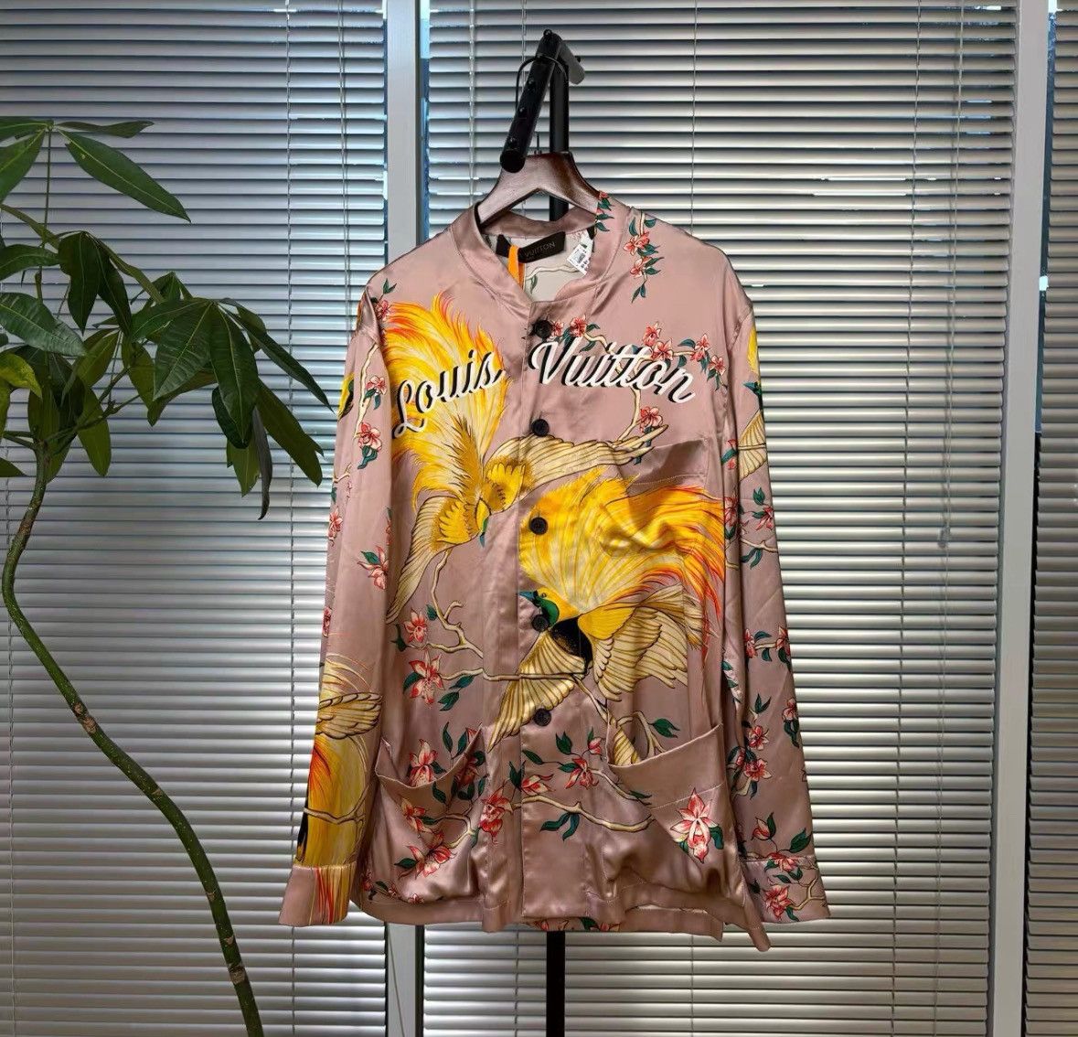 Louis Vuitton Louis Vuitton Red bean paste pink bird flower pattern mulbe Size US S / EU 44-46 / 1 - 1 Thumbnail