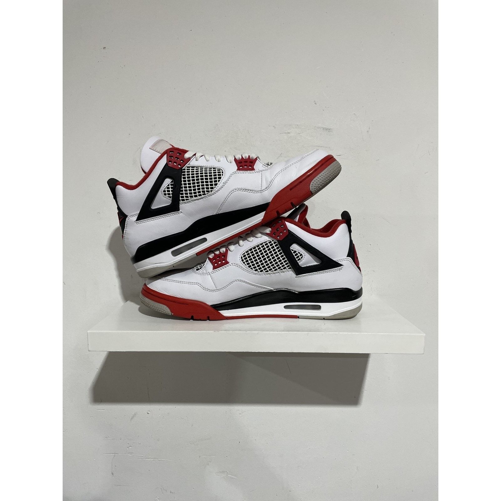 Jordan Brand NIKE JORDAN 4 FIRE RED 2020 SIZE 11 PREOWNED Size US 11 / EU 44 - 3 Thumbnail