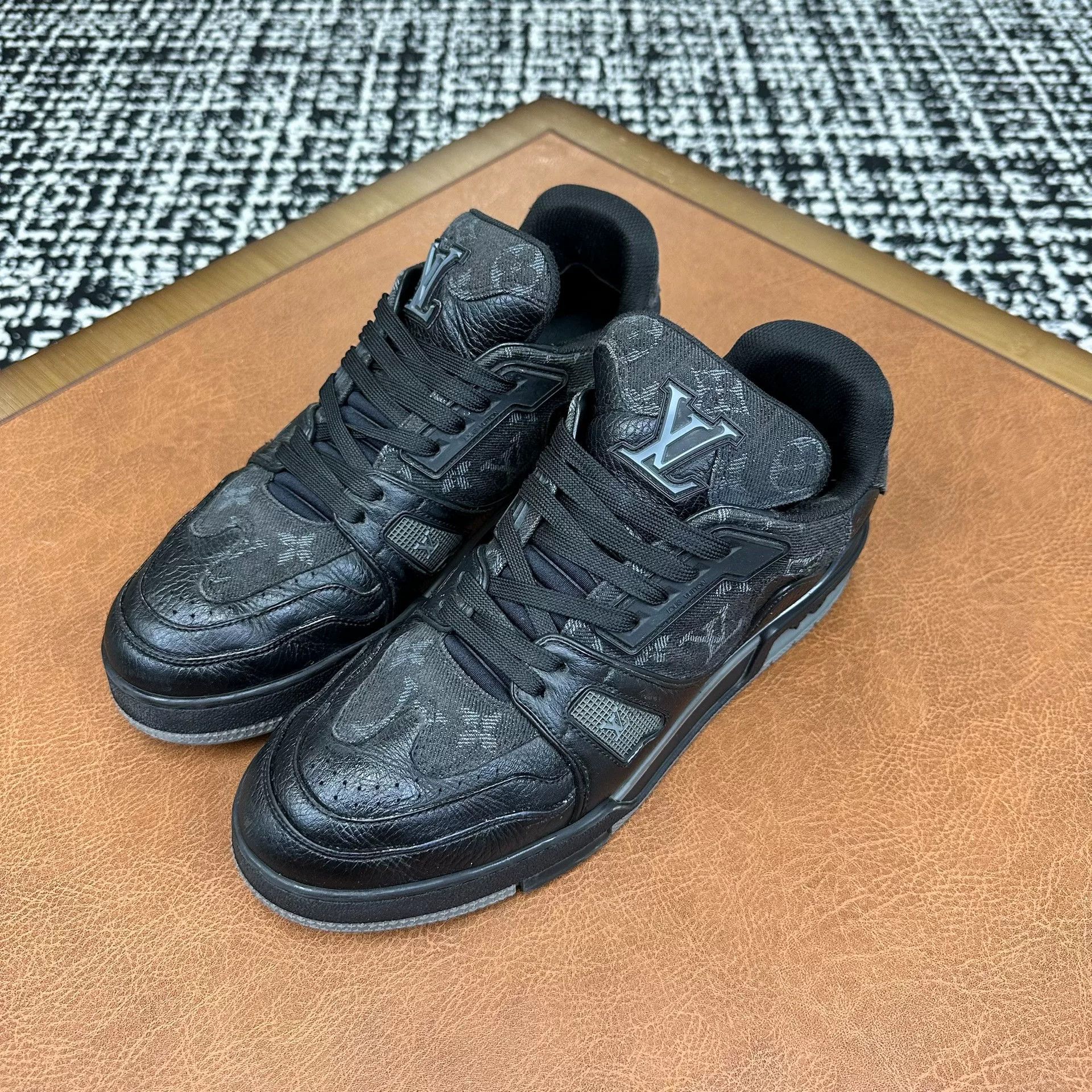 Louis Vuitton Louis Vuitton Collab Black Lowtop Sneakers 7 Men Size US 7 / EU 40 - 1 Thumbnail