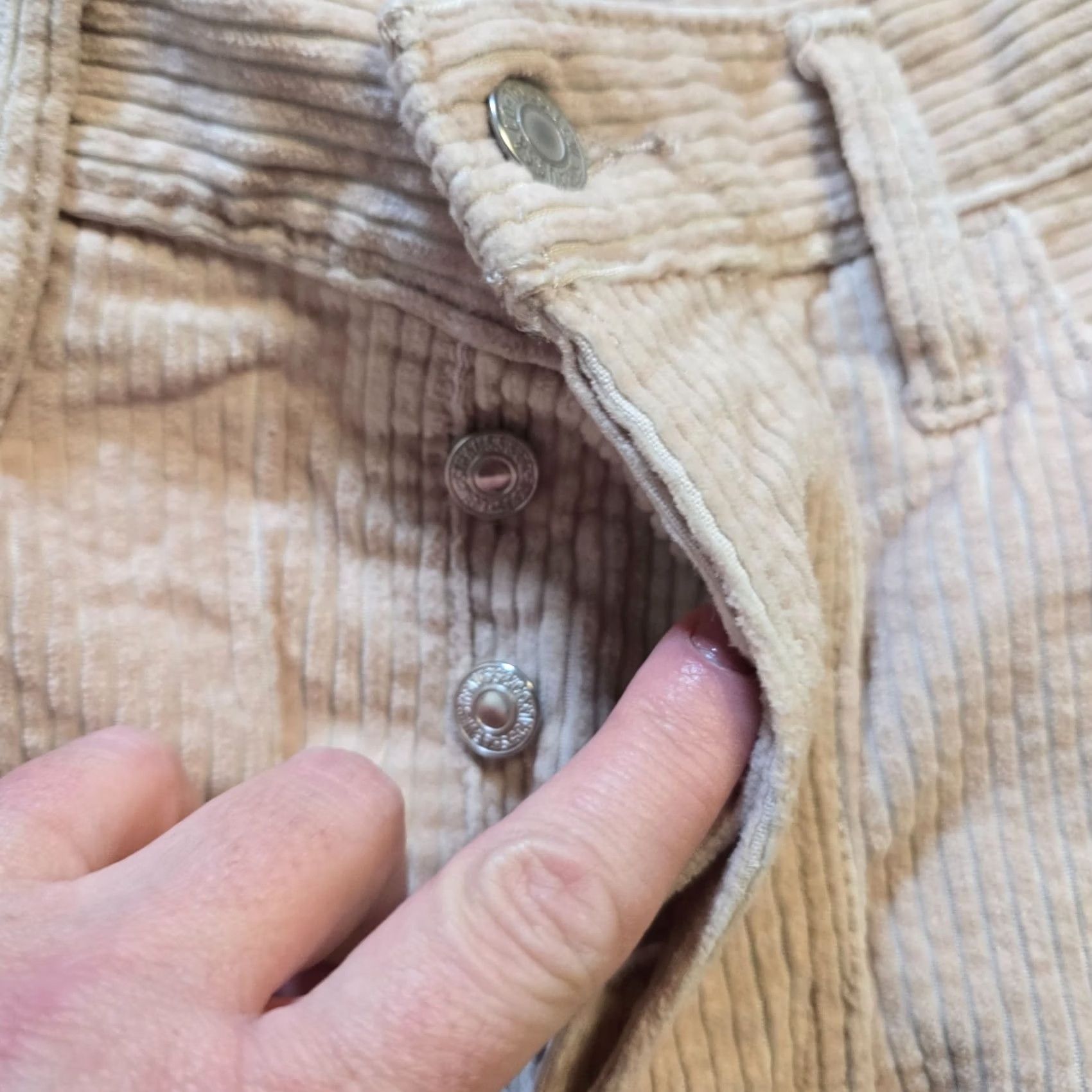 Levi's Levi's Pants Womens 28 Beige Wide Wale Ribcage Straight Ankle Buttonfly Casual 90s Style Regular Fit Cotton Corduroy Shoes Not Included Size 28" / US 6 / IT 42 - 4 Thumbnail