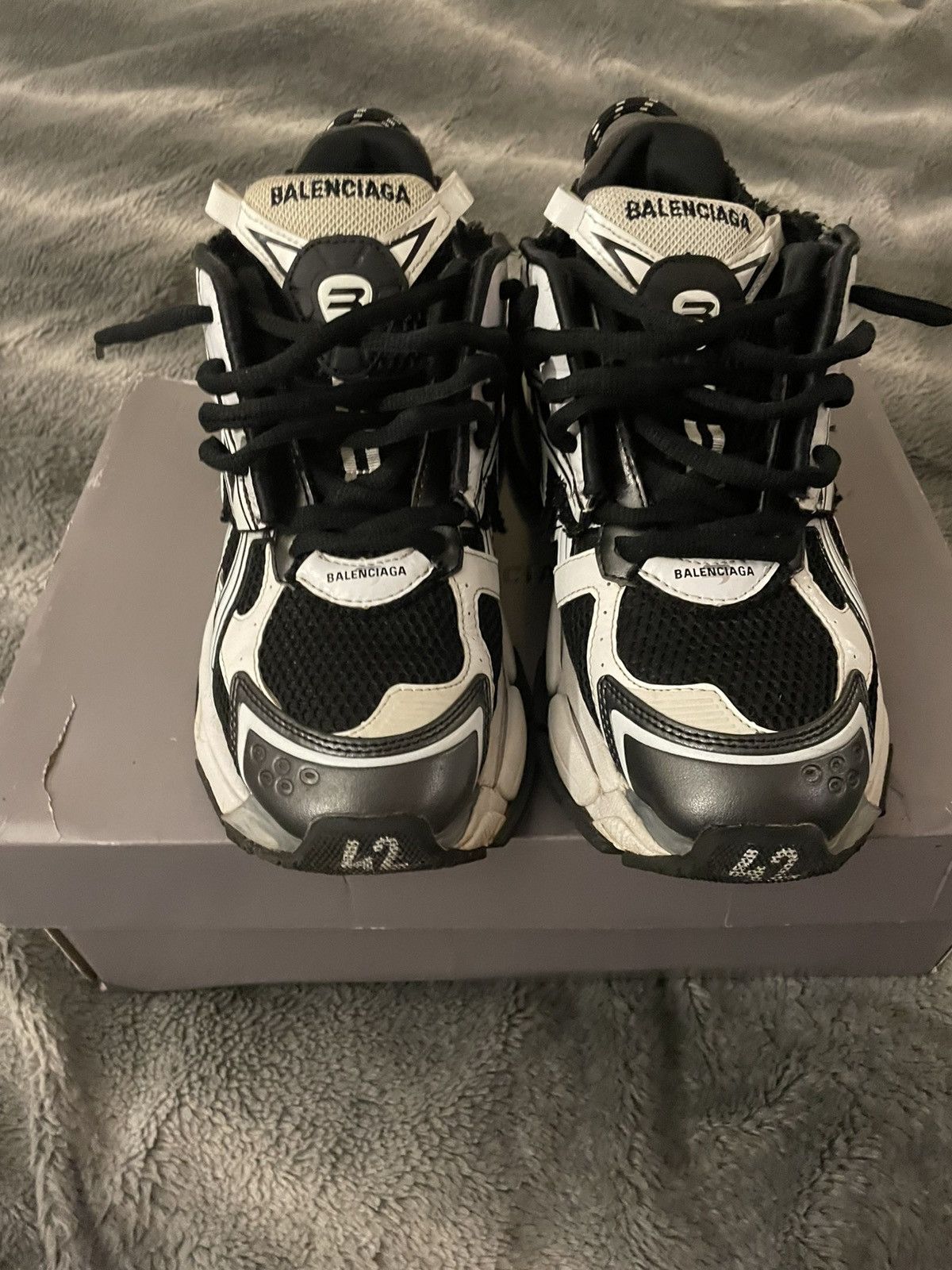 Other Runner black and white Size US 9.5 / EU 42-43 - 1 Thumbnail
