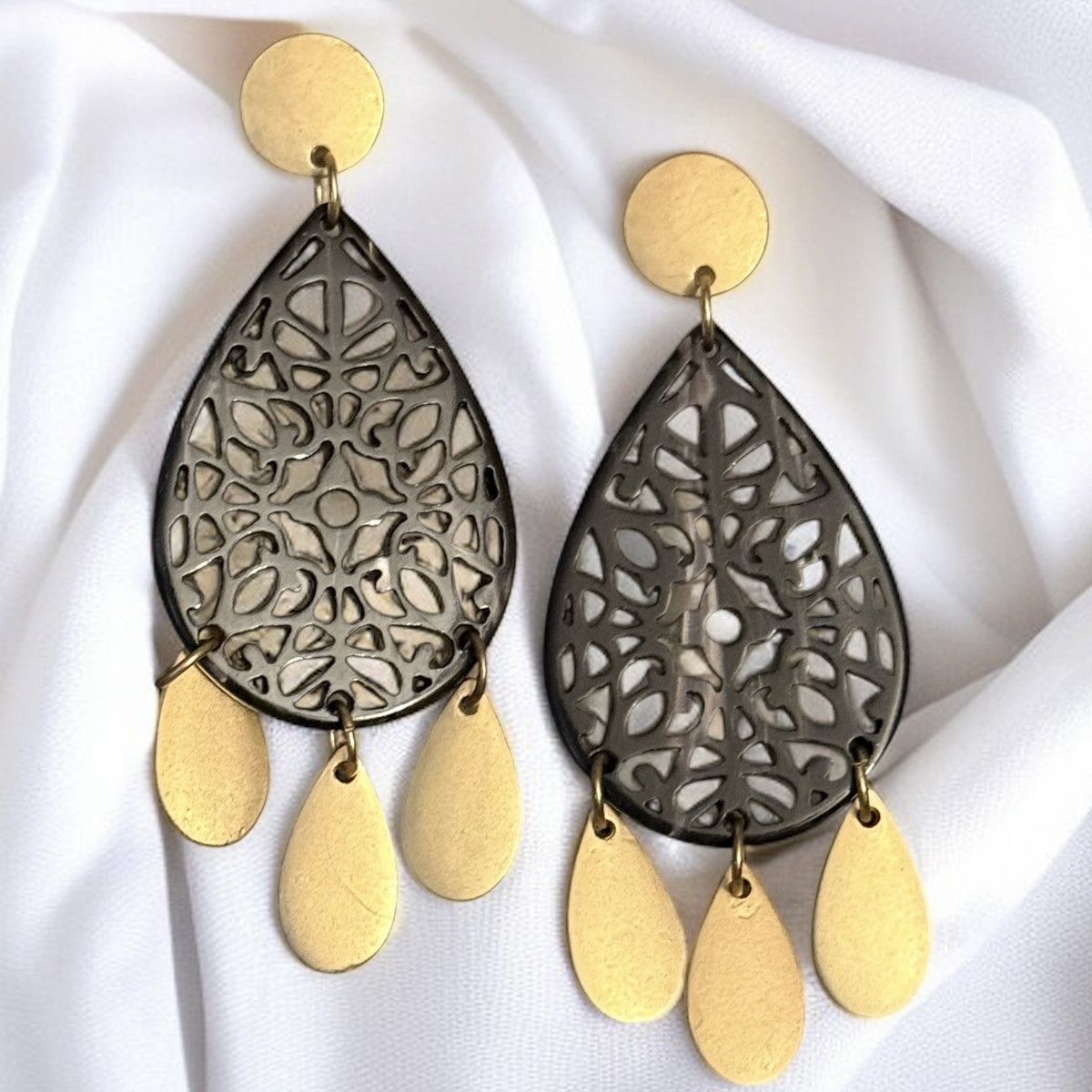 Other Black and gold filigree teardrop dangle earrings Size ONE SIZE - 1 Thumbnail