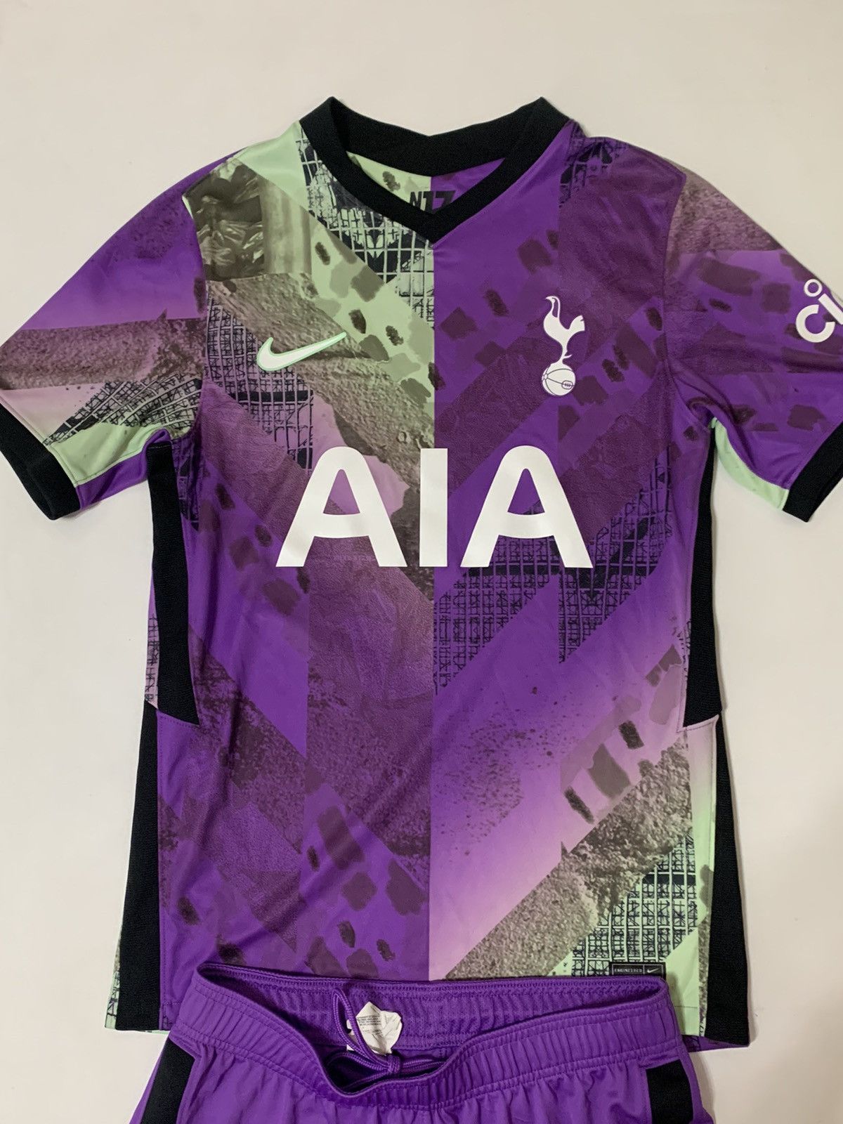 Nike Tottenham 2021/22 Medium Purple Third Shirt x Shorts Size US M / EU 48-50 / 2 - 3 Thumbnail