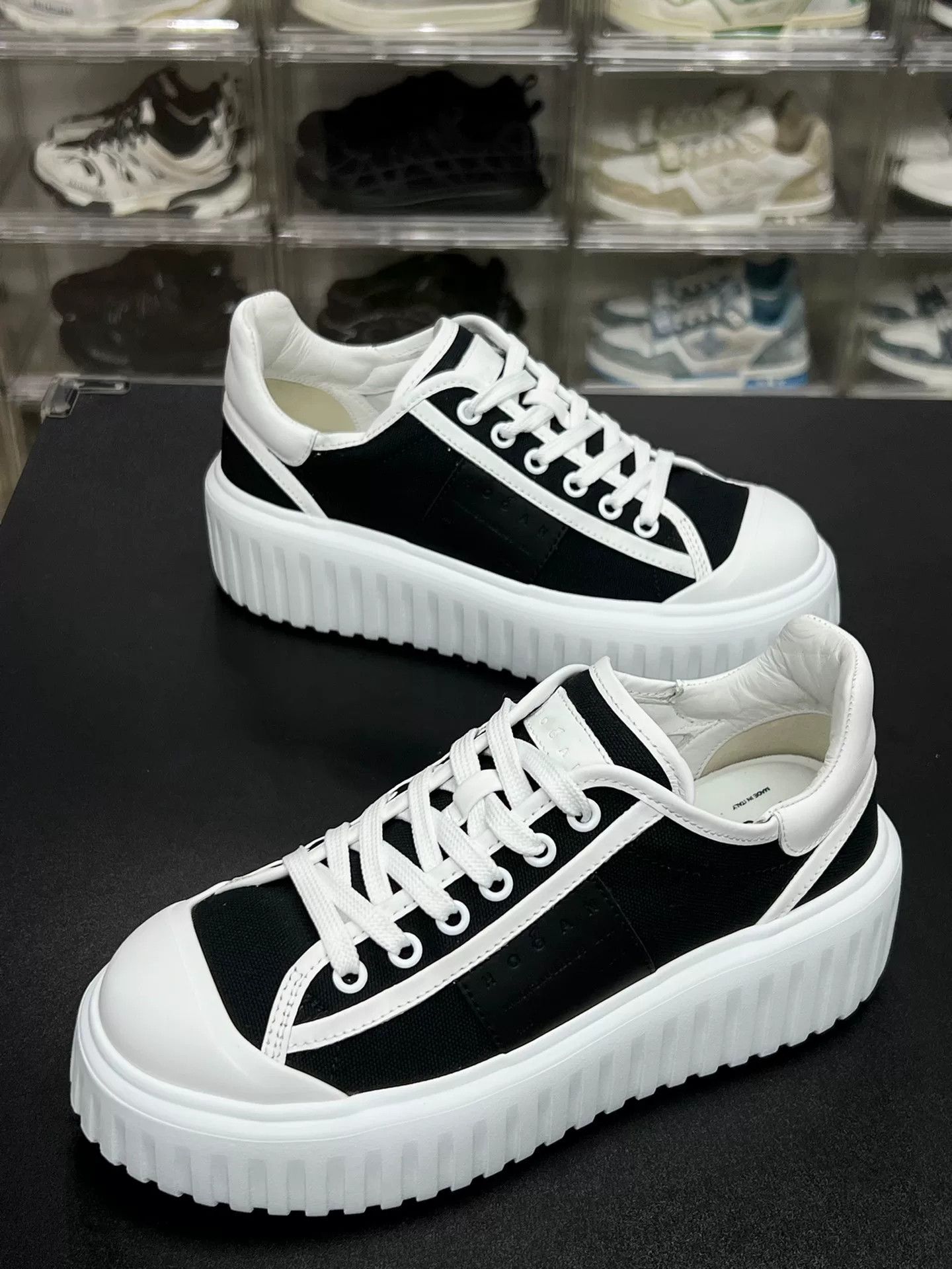 Hogan Hogan Retro Lowtop Sneakers us_6 Women Size US 6 / IT 36 - 1 Thumbnail
