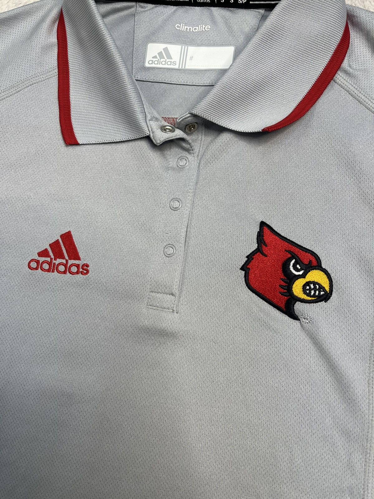 Adidas Adidas NCAA ACC Louisville Cardinals Team Issue Polo T Shirt Size S / US 4 / IT 40 - 2 Thumbnail