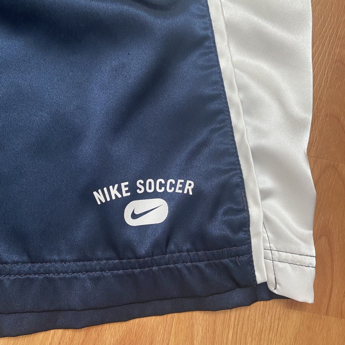 Nike Vintage Nike Soccer Logo Satin Shorts Size Men’s Small Size US 30 / EU 46 - 7 Thumbnail