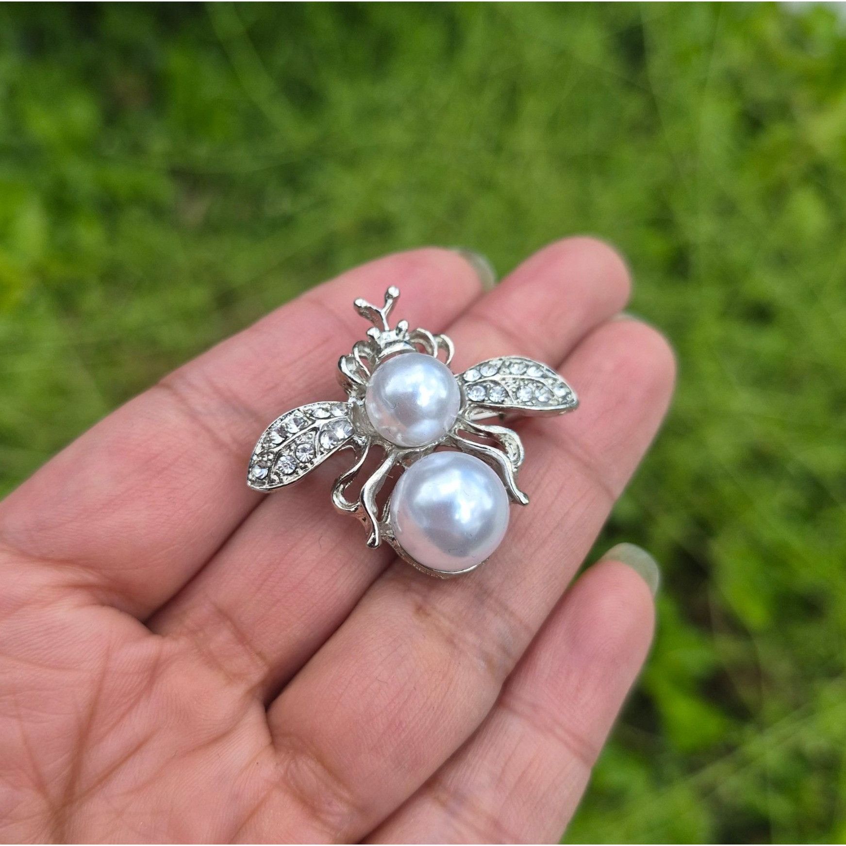 Other Bee-Shaped Rhinestone & Pearl Brooch - Elegant Silver-Tone J Size ONE SIZE - 3 Thumbnail