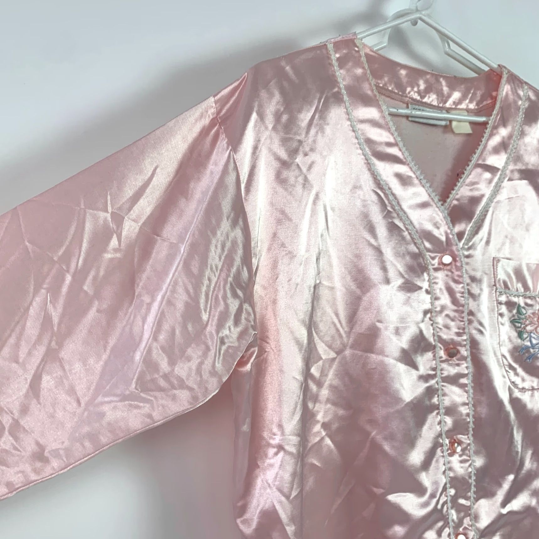 Vintage VINTAGE Ashley Taylor Pink Satin Two Piece Pajama Set Shirt Pants Large Womens Pajama Set 90s Satin Button V-Neck Long Sleeve Lightwt Purple Pink Size L / US 10 / IT 46 - 2 Thumbnail