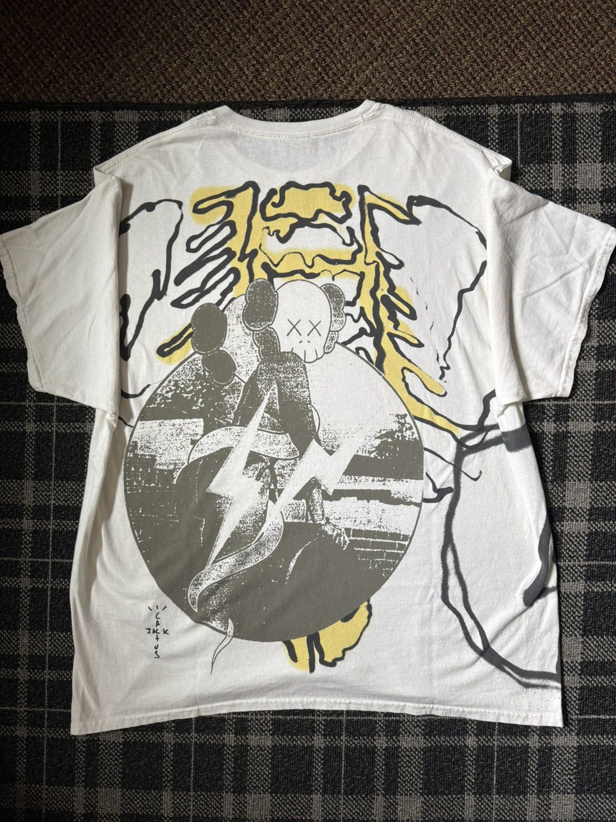 Travis Scott Travis Scott x KAWS x Fragment Short Sleeve Tee Shirt Size US XL / EU 56 / 4 - 2 Thumbnail