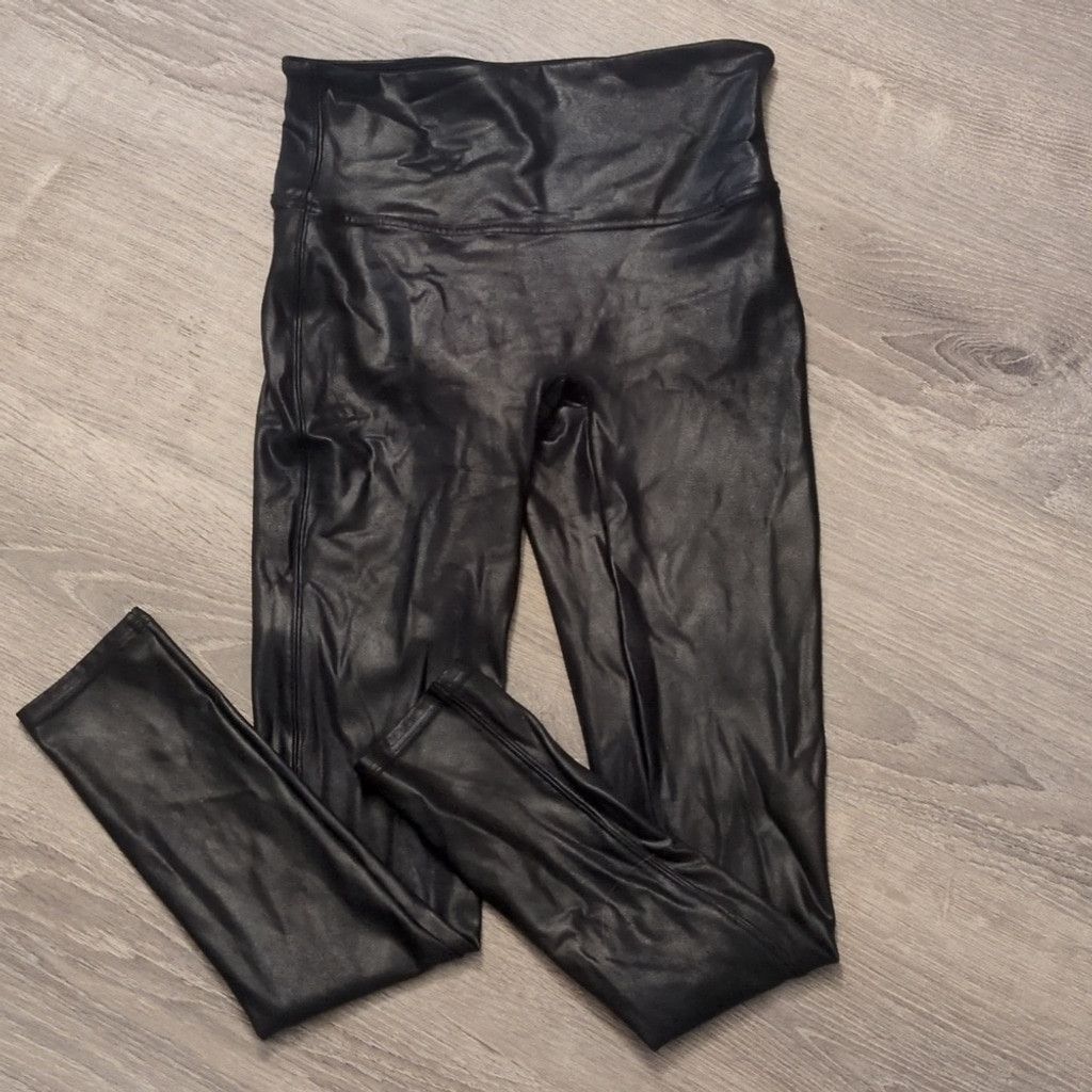Spanx Spanx faux leather black leggings size medium petite Size 25" / US 0 / IT 36 - 1 Thumbnail