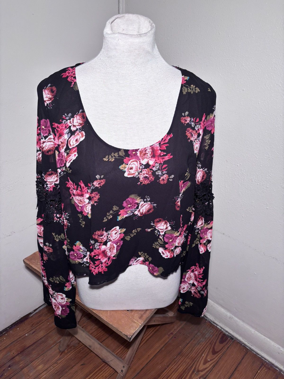 Forever 21 Forever 21 Belle Sleeve Floral Crop Blouse Size L / US 10 / IT 46 - 6 Thumbnail