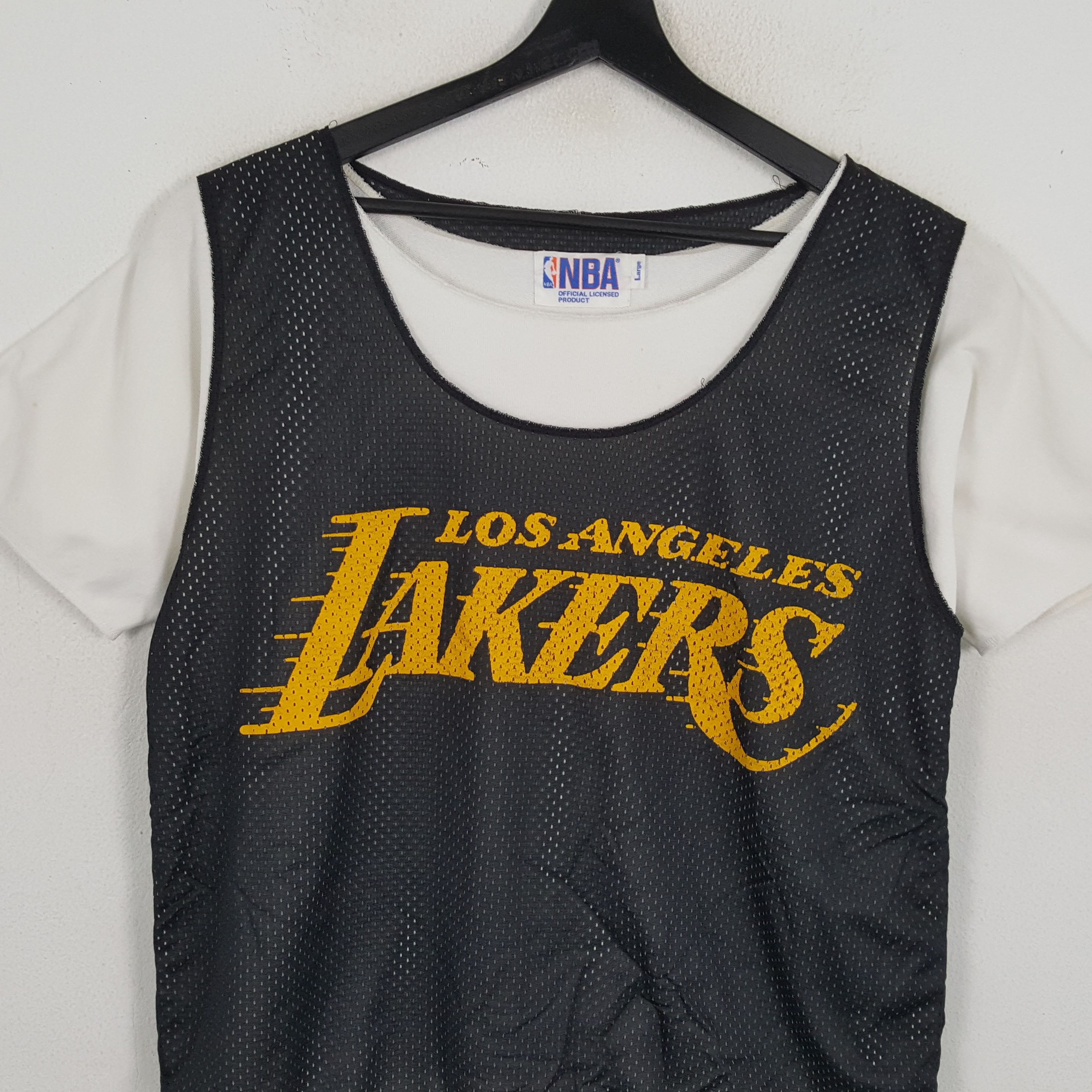 LOS ANGELES LAKERS Basketball Team Rare Tshirt