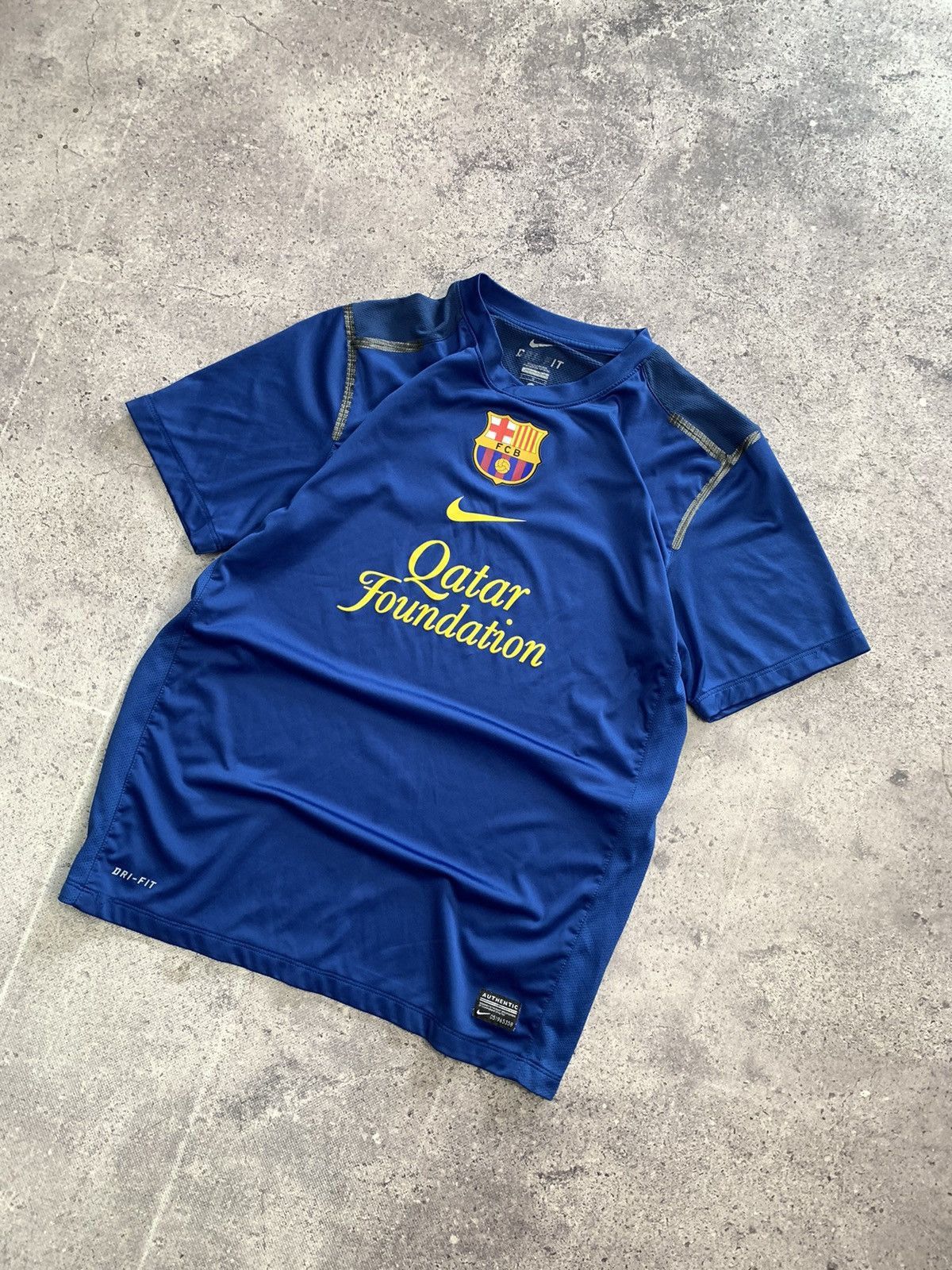 Nike Vintage Y2K T-shirt Barcelona Blockcore faded sk8 spain Size US M / EU 48-50 / 2 - 2 Thumbnail