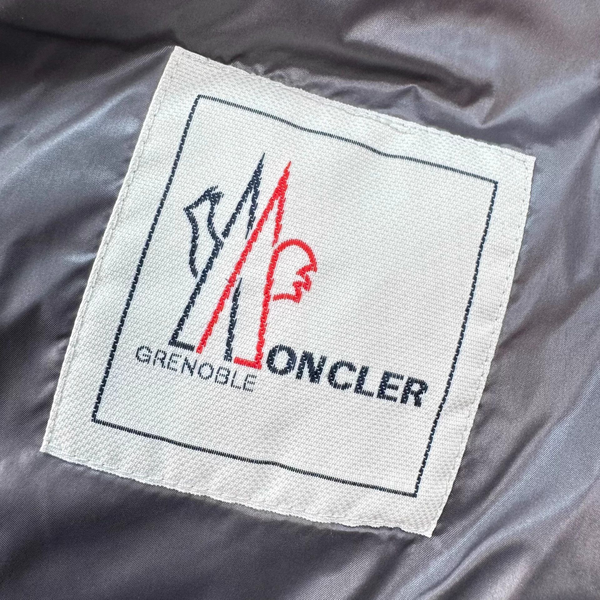 Moncler Moncler size 5 embroidered logo down coat 95 new mended Size XXL / US 16-18 / IT 52-54 - 7 Thumbnail