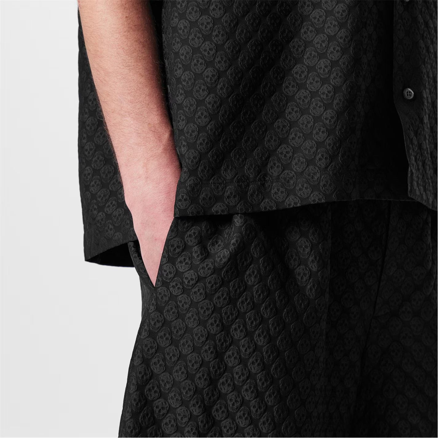 Alexander McQueen o1g2r1mq0326 Skull Jacquard Bermuda Shorts in Black Size US 32 / EU 48 - 4 Thumbnail
