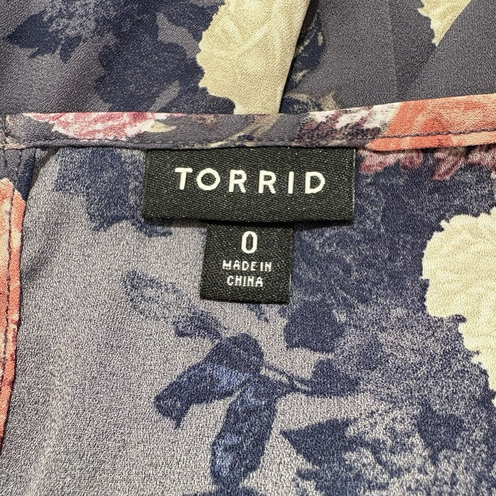 Other Torrid 0 Large Short Sleeve Blouse Purple Pink Floral Top Size L / US 10 / IT 46 - 3 Thumbnail
