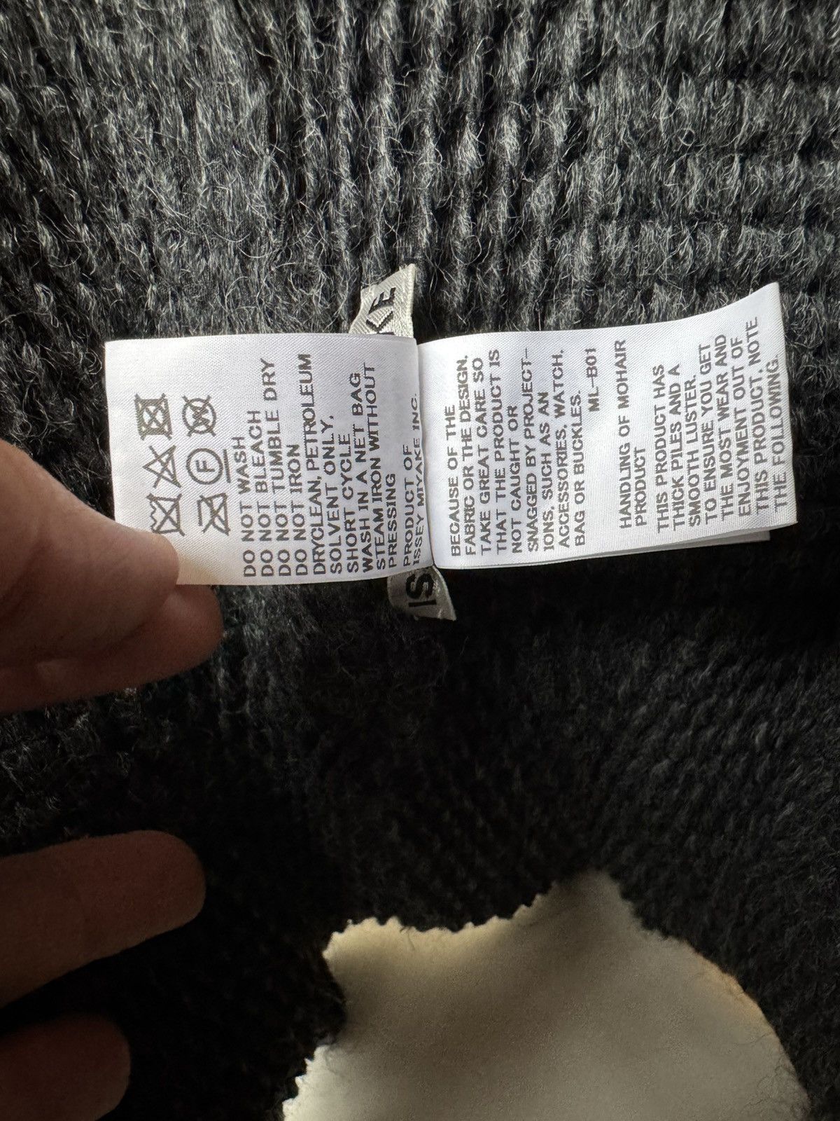 Issey Miyake ISSEY MIYAKE Bubble Choker Circle Scarf Gray Ripple Mohair Size ONE SIZE - 4 Thumbnail